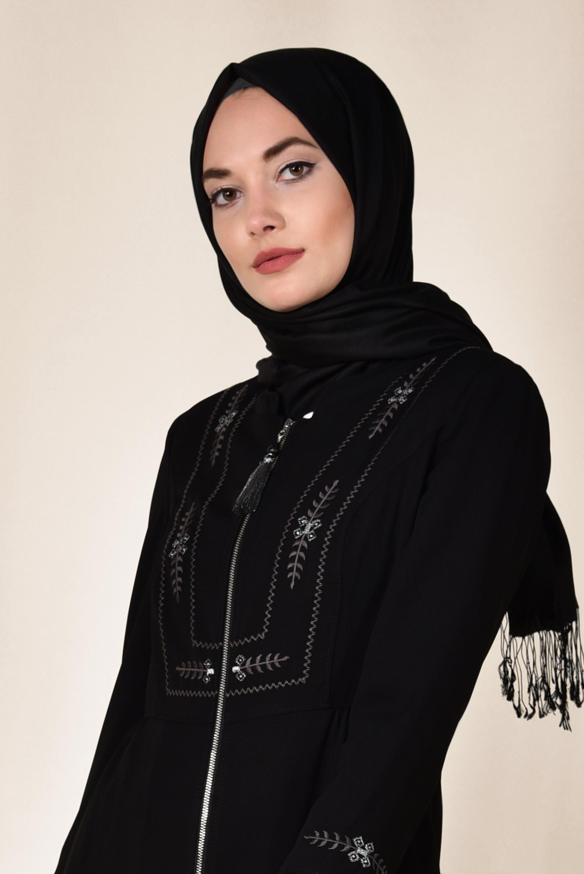 Tesettür giyim SİYAH FERMUARI PÜSKÜLLÜ İŞLEME DETAYLI FERACE 8302
