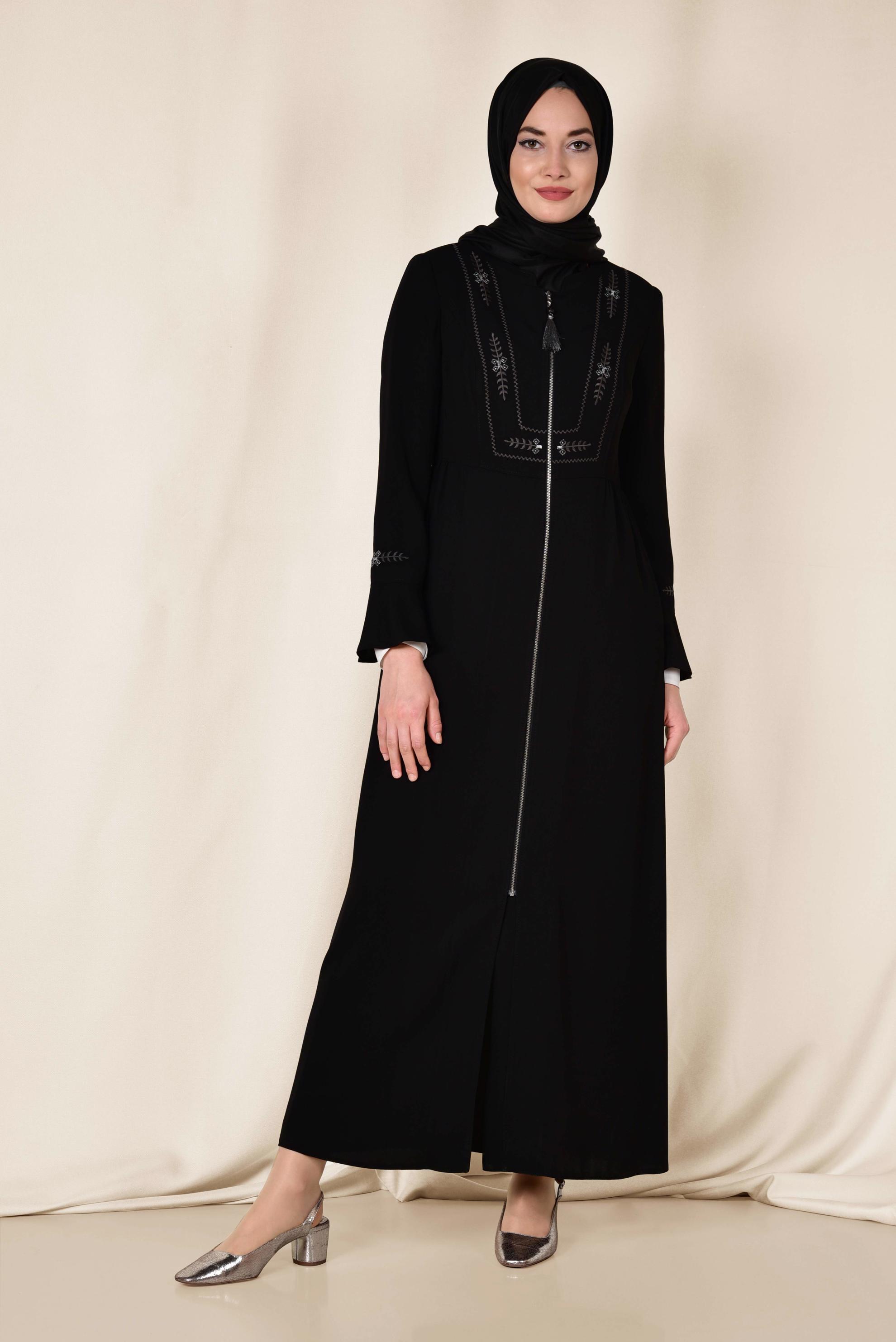 Tesettür giyim SİYAH FERMUARI PÜSKÜLLÜ İŞLEME DETAYLI FERACE 8302