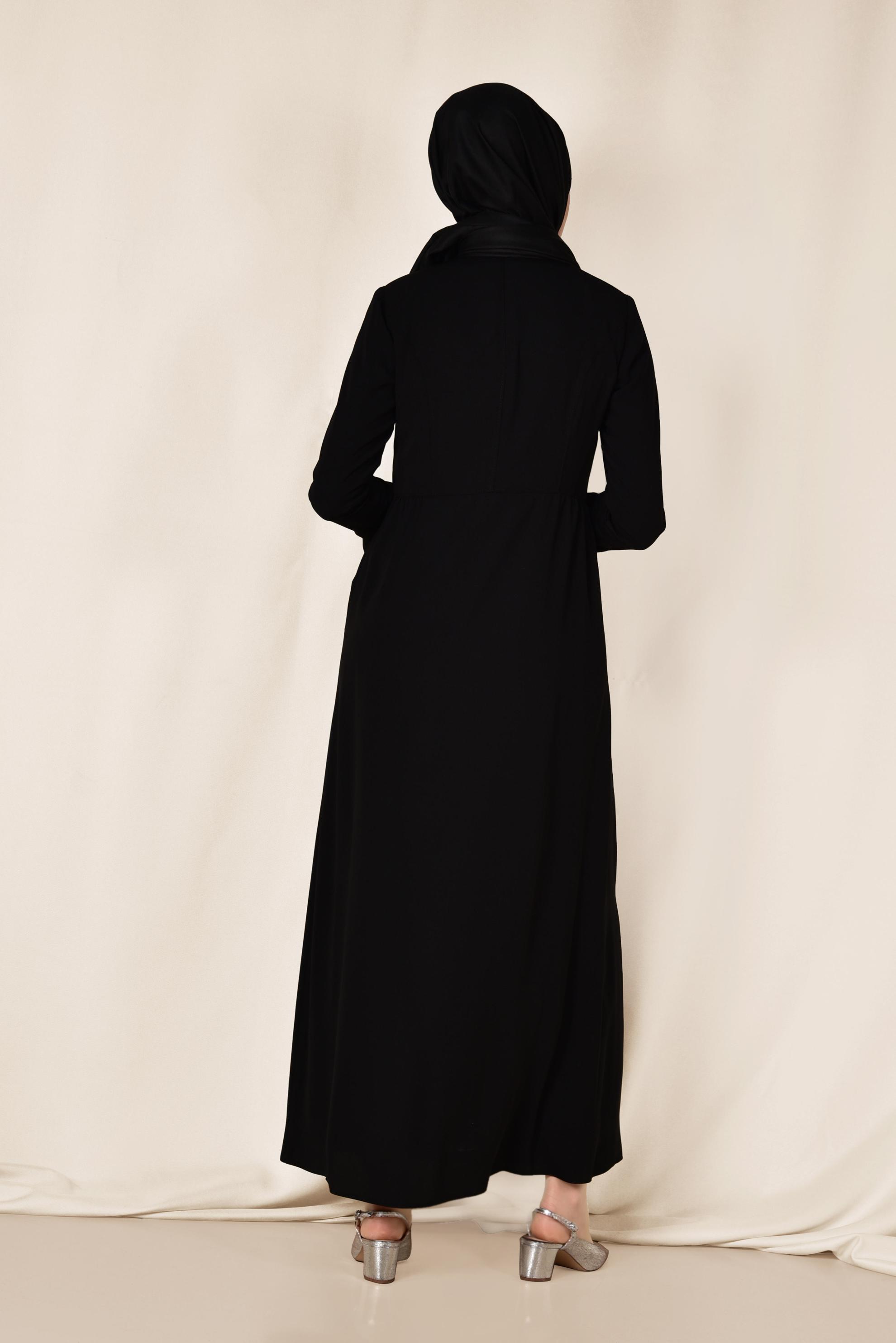 Tesettür giyim SİYAH FERMUARI PÜSKÜLLÜ İŞLEME DETAYLI FERACE 8302