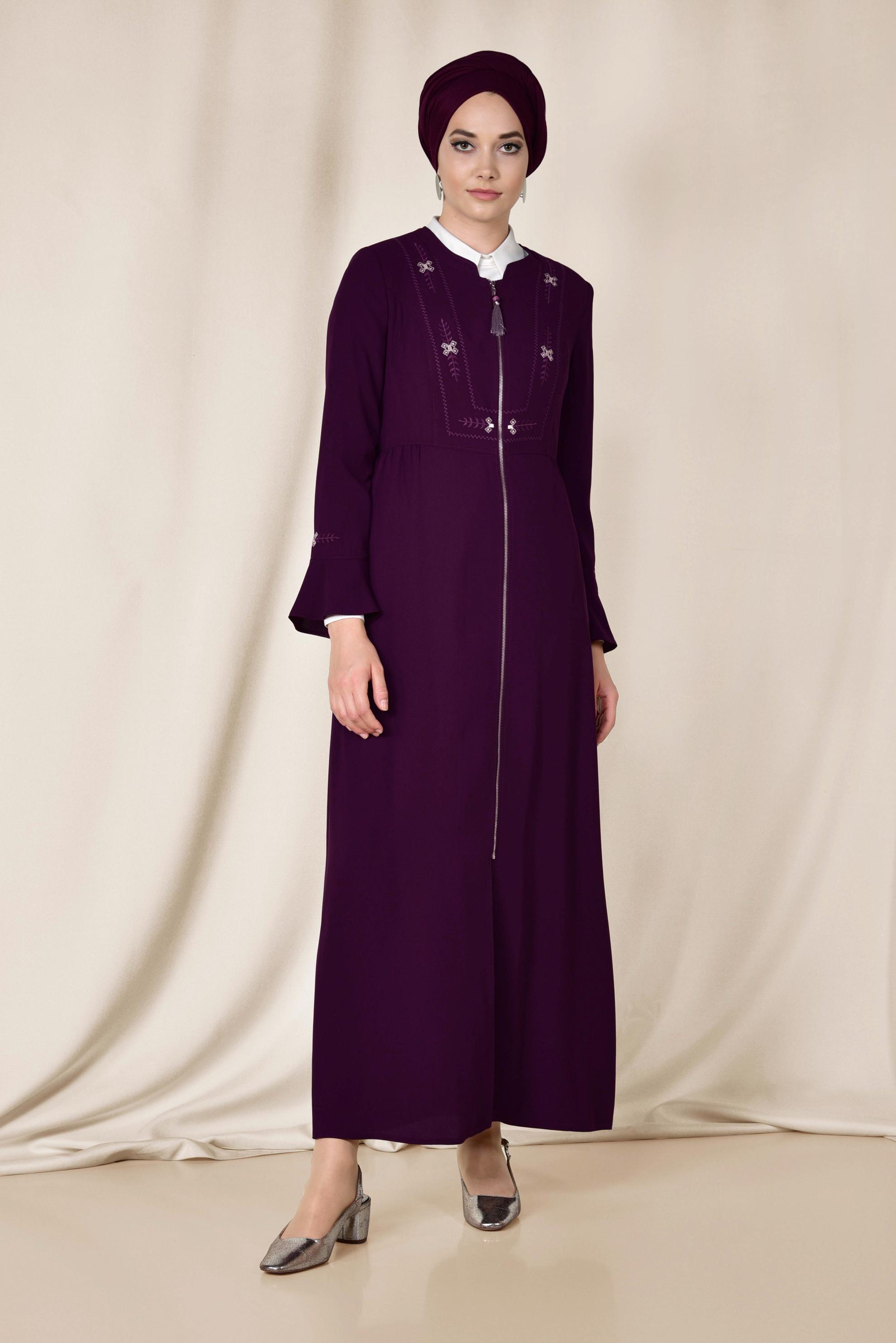 Tesettür giyim MOR FERMUARI PÜSKÜLLÜ İŞLEME DETAYLI FERACE 8302