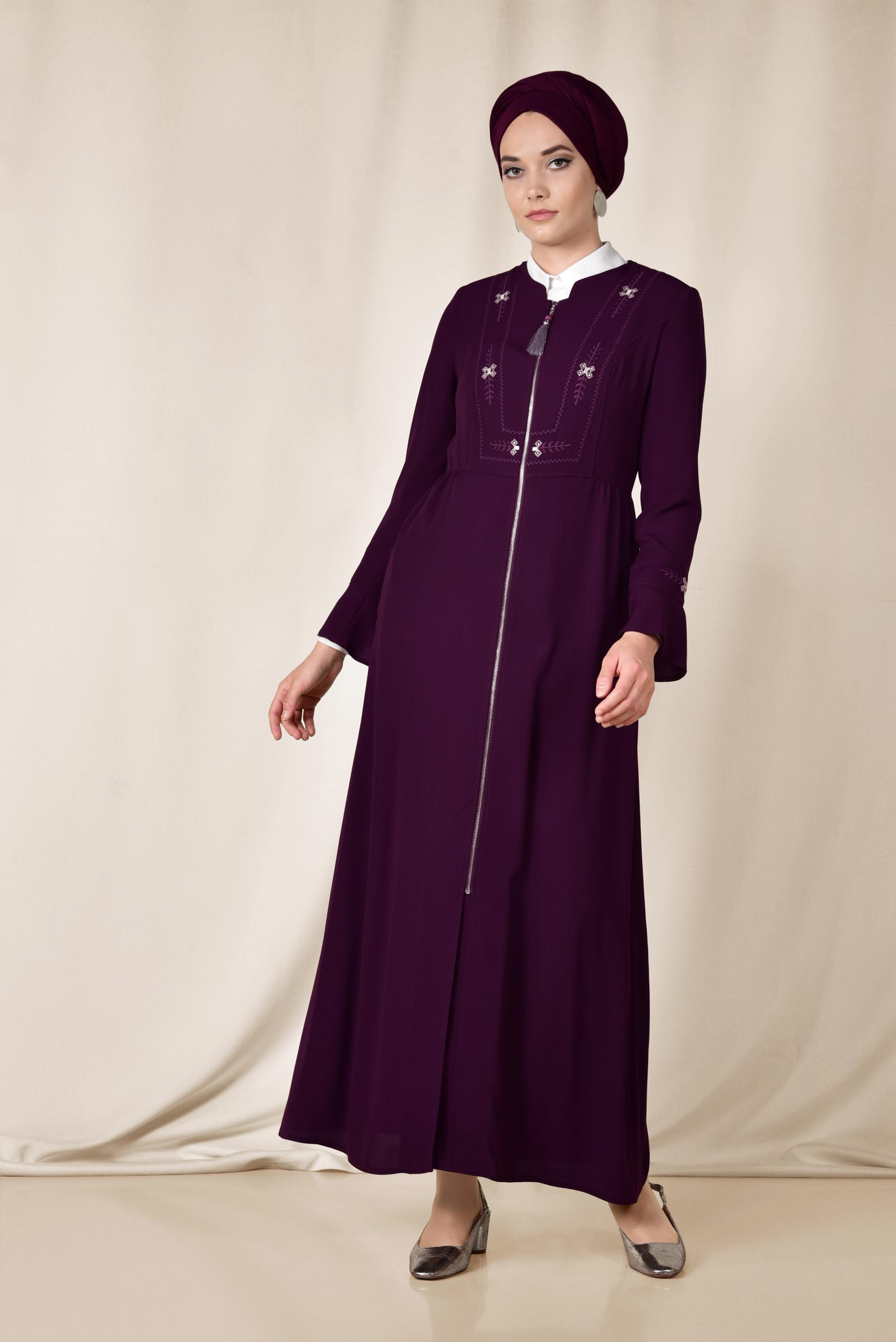 Tesettür giyim MOR FERMUARI PÜSKÜLLÜ İŞLEME DETAYLI FERACE 8302
