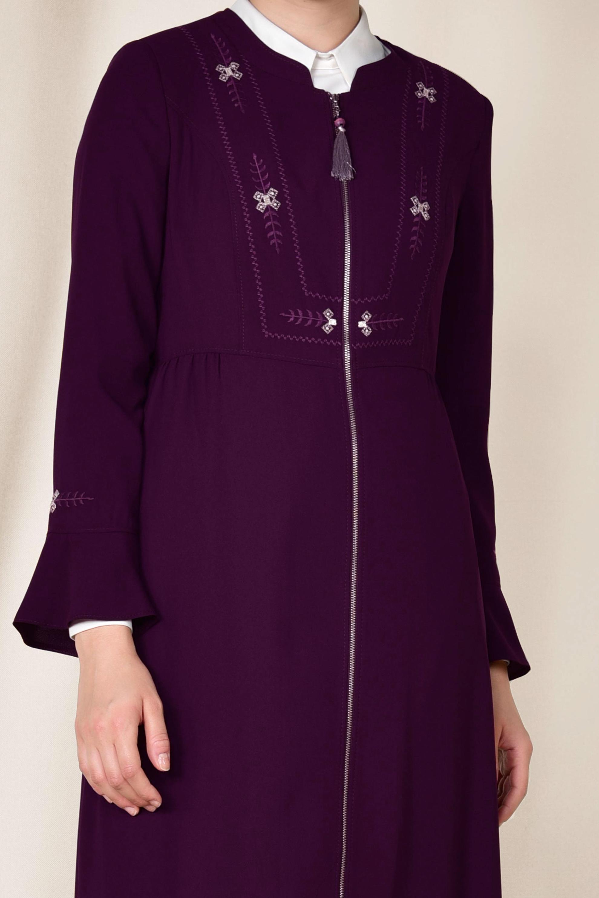 Tesettür giyim MOR FERMUARI PÜSKÜLLÜ İŞLEME DETAYLI FERACE 8302