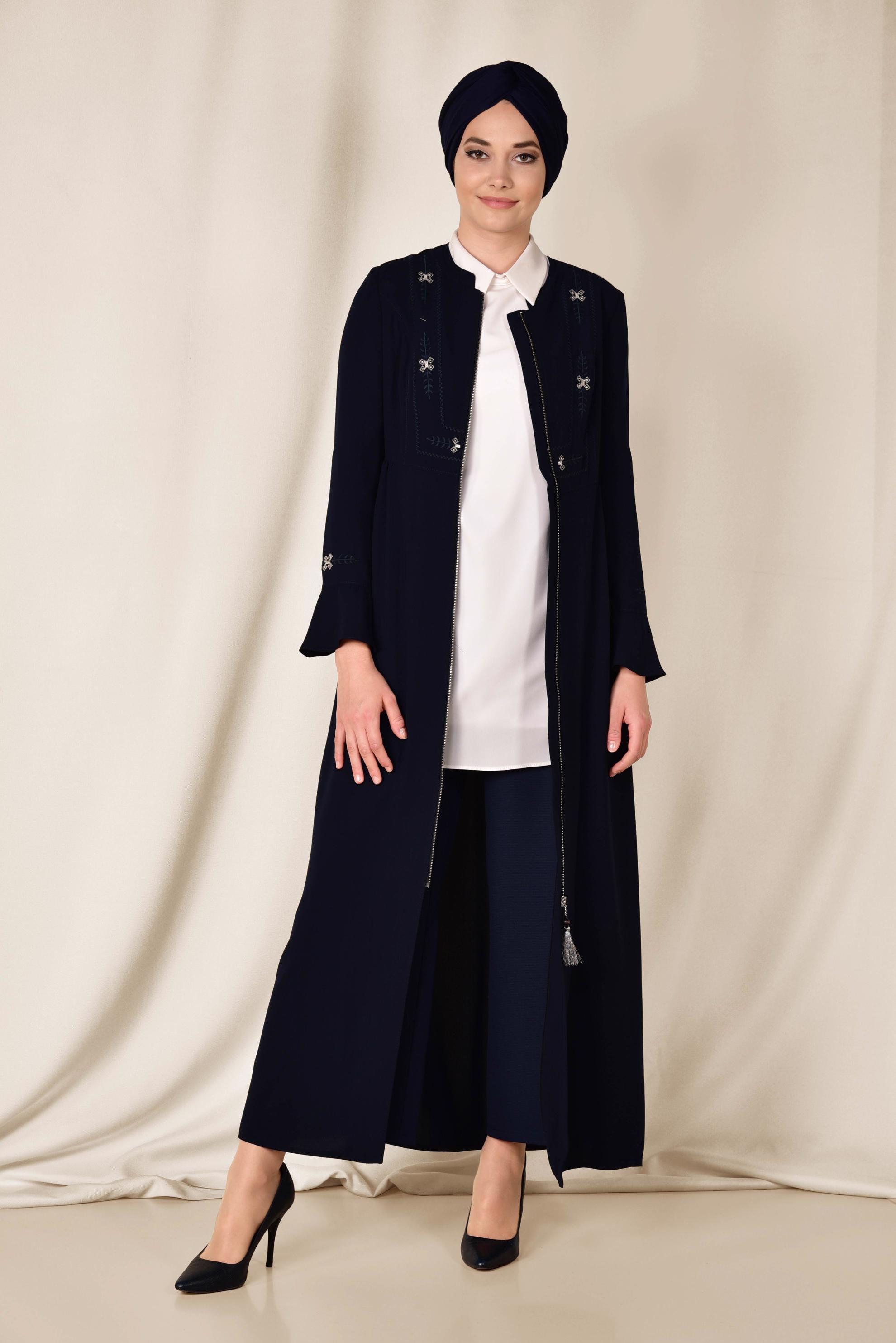 Tesettür giyim LACİVERT FERMUARI PÜSKÜLLÜ İŞLEME DETAYLI FERACE 8302