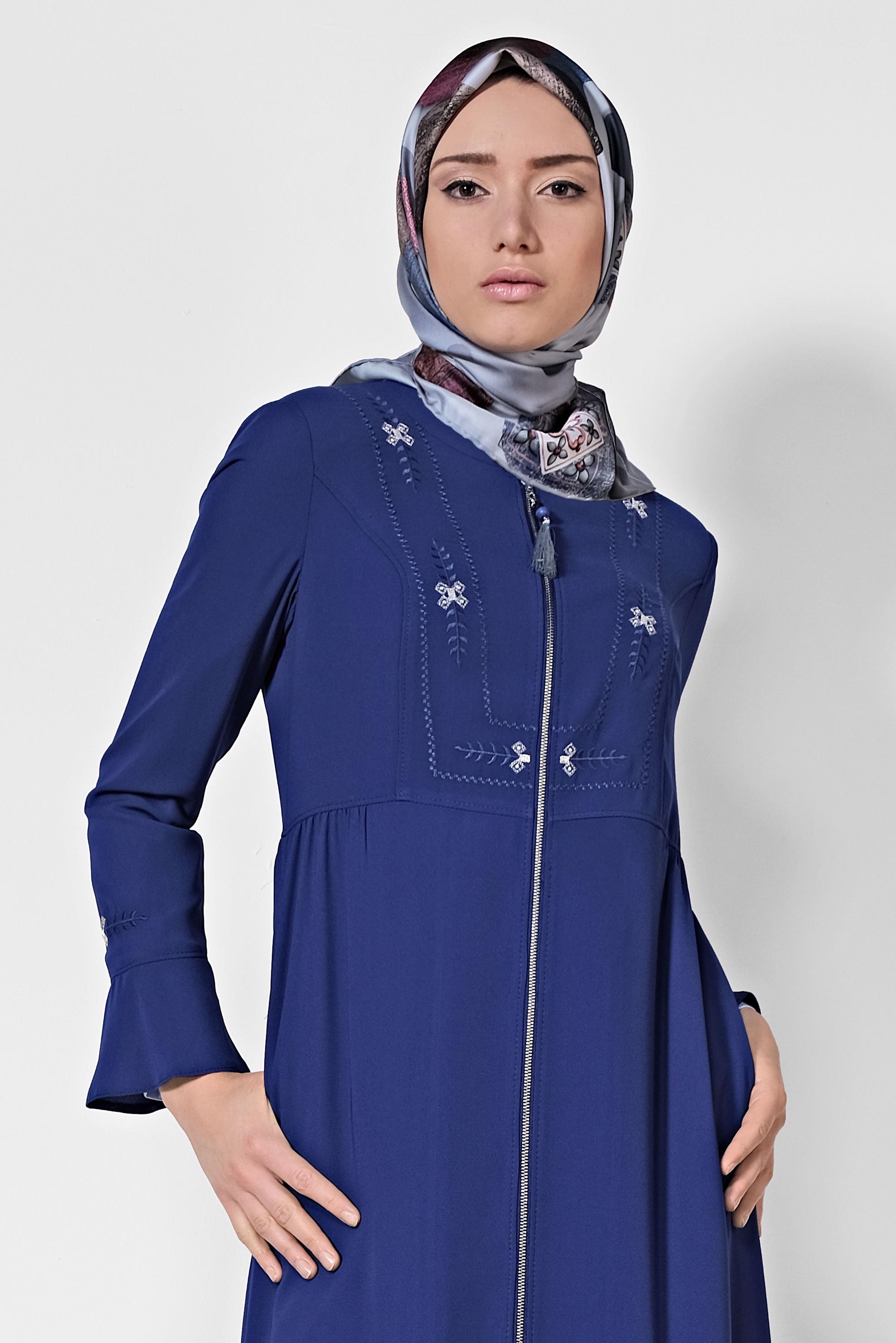 Tesettür giyim LACİVERT FERMUARI PÜSKÜLLÜ İŞLEME DETAYLI FERACE 8302