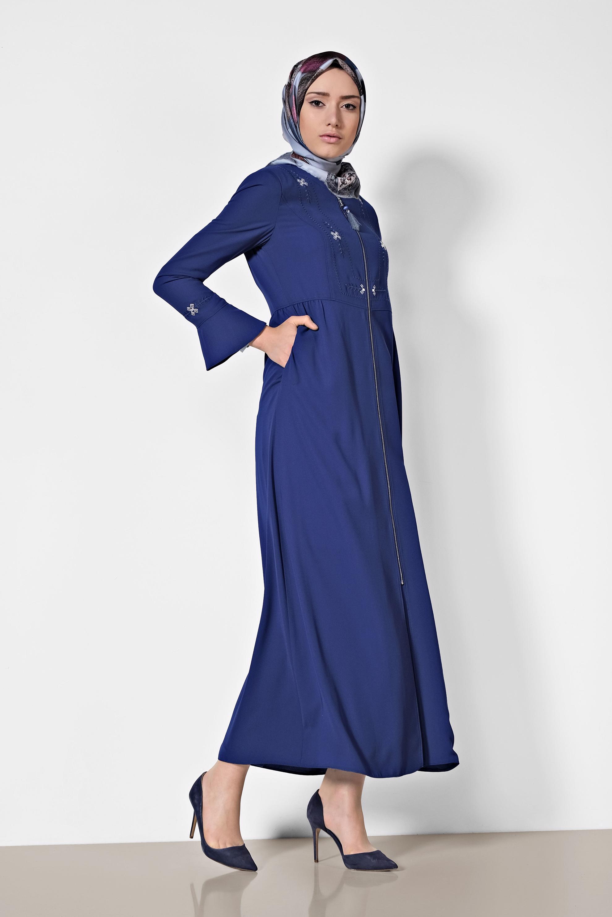 Tesettür giyim LACİVERT FERMUARI PÜSKÜLLÜ İŞLEME DETAYLI FERACE 8302