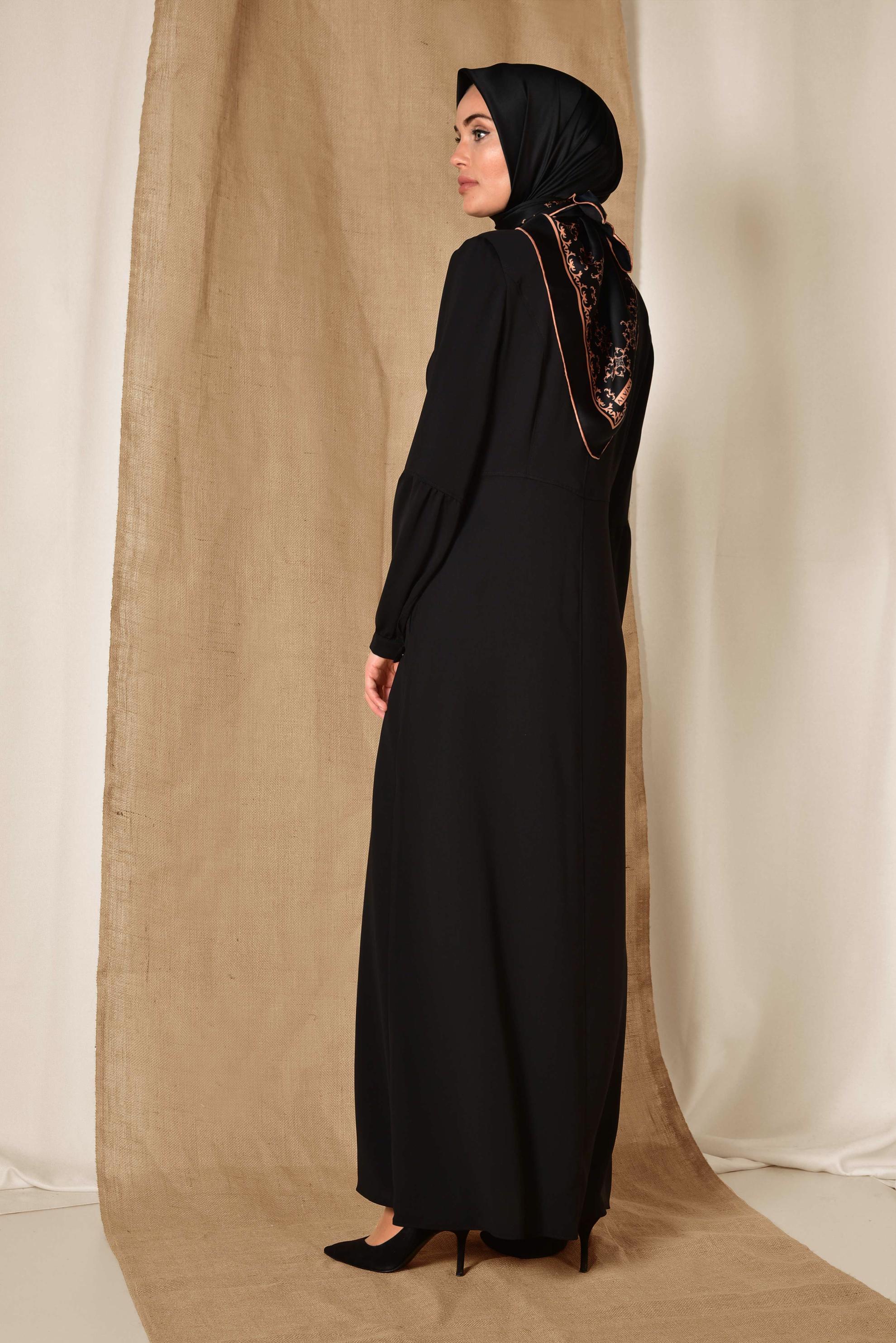 Tesettür giyim SİYAH GİZLİ DÜĞMELİ YAKASI BAĞCIKLI FERACE 8304