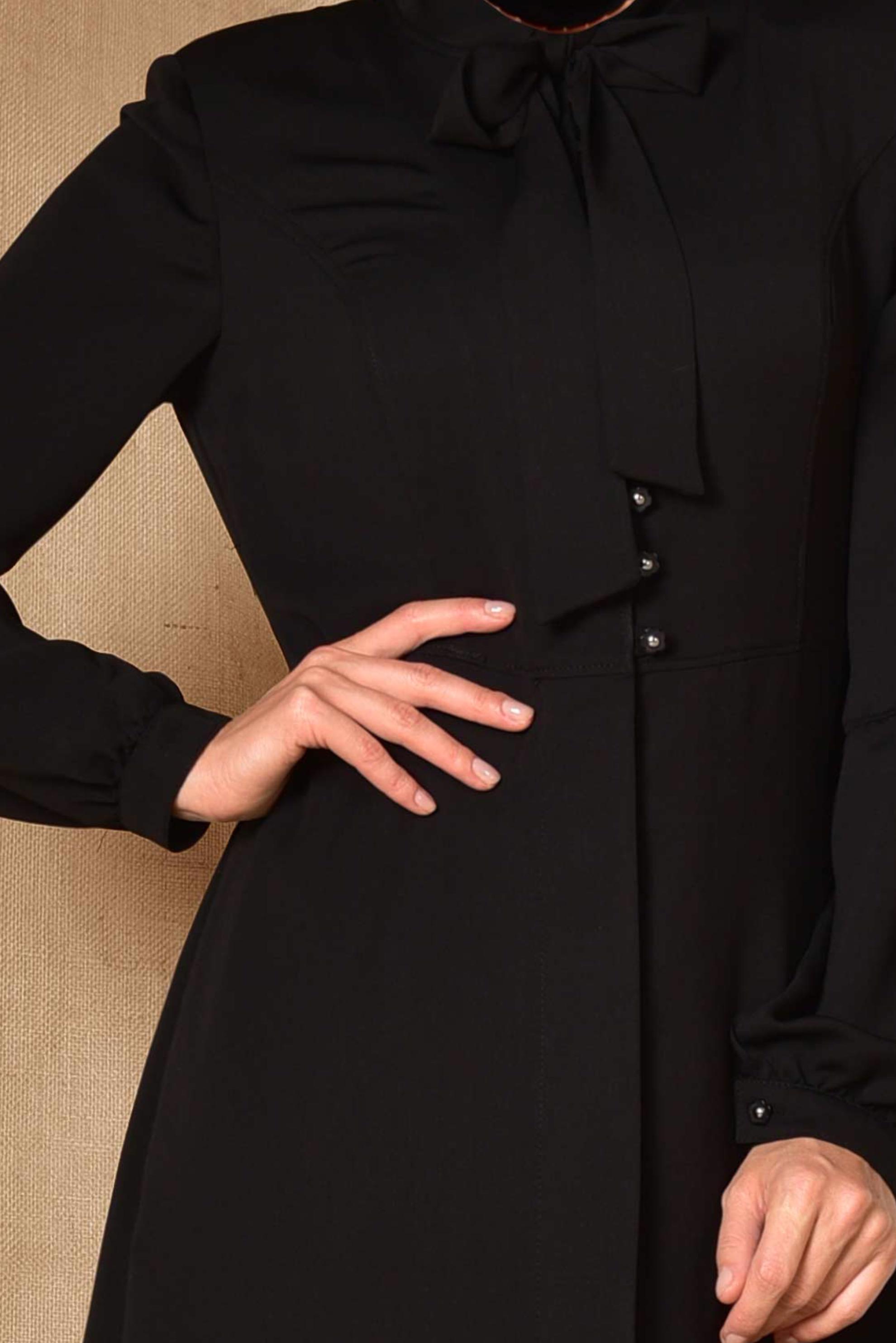 Tesettür giyim SİYAH GİZLİ DÜĞMELİ YAKASI BAĞCIKLI FERACE 8304