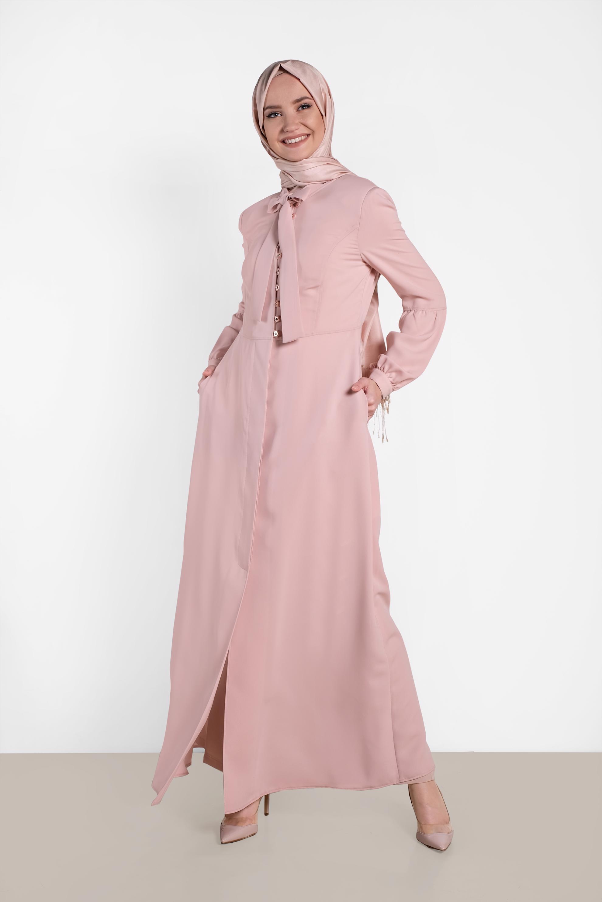 Tesettür giyim PUDRA GİZLİ DÜĞMELİ YAKASI BAĞCIKLI FERACE 8304