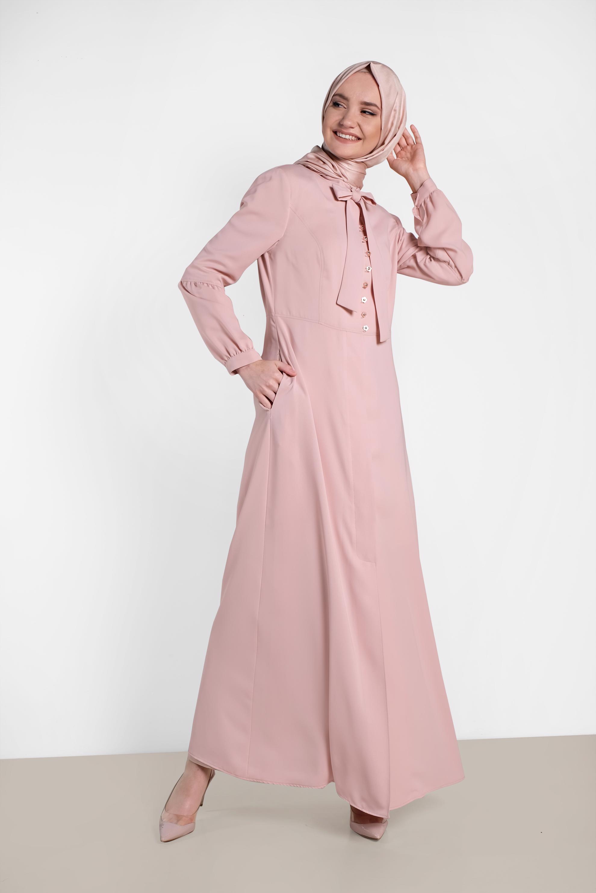 Tesettür giyim PUDRA GİZLİ DÜĞMELİ YAKASI BAĞCIKLI FERACE 8304