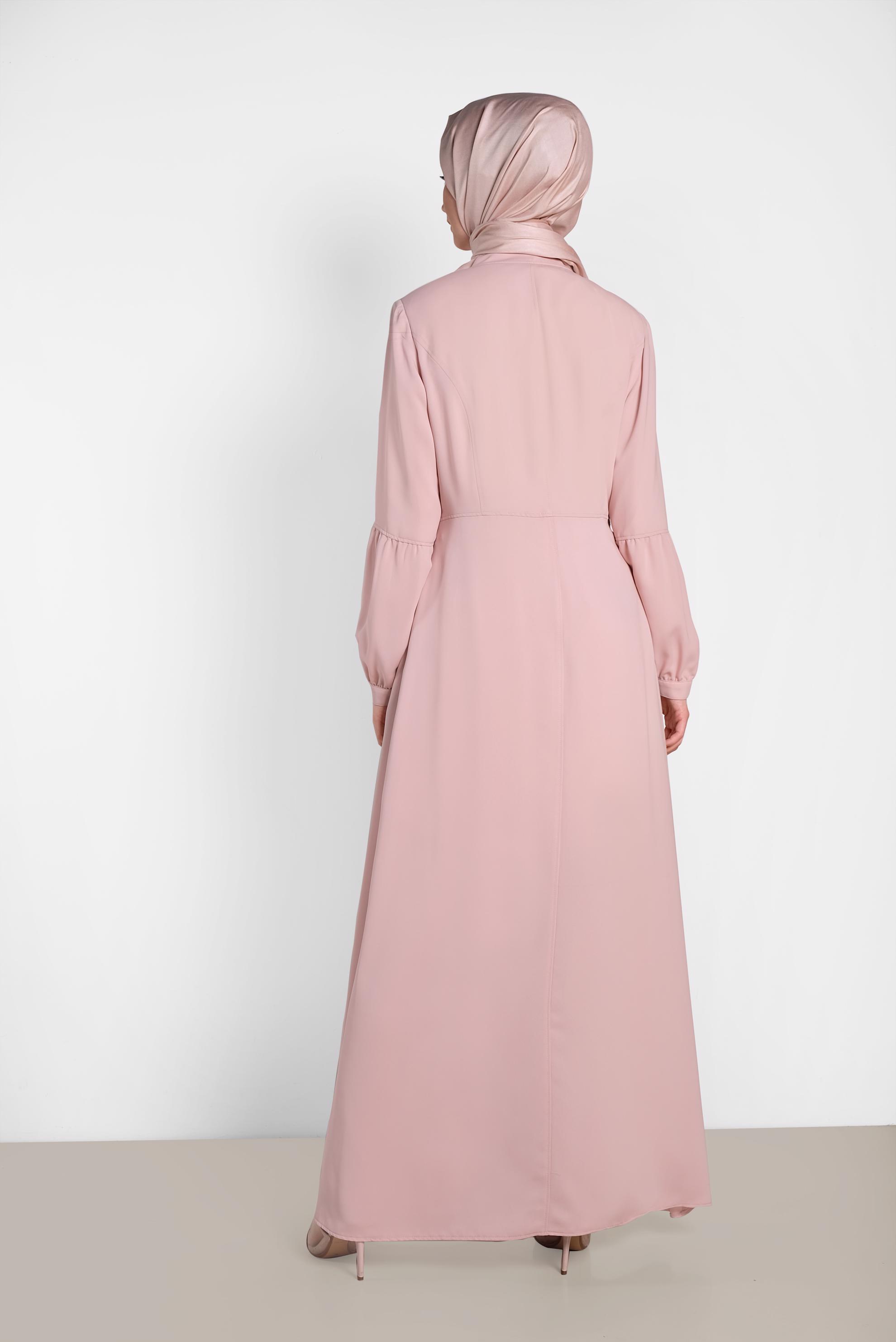 Tesettür giyim PUDRA GİZLİ DÜĞMELİ YAKASI BAĞCIKLI FERACE 8304