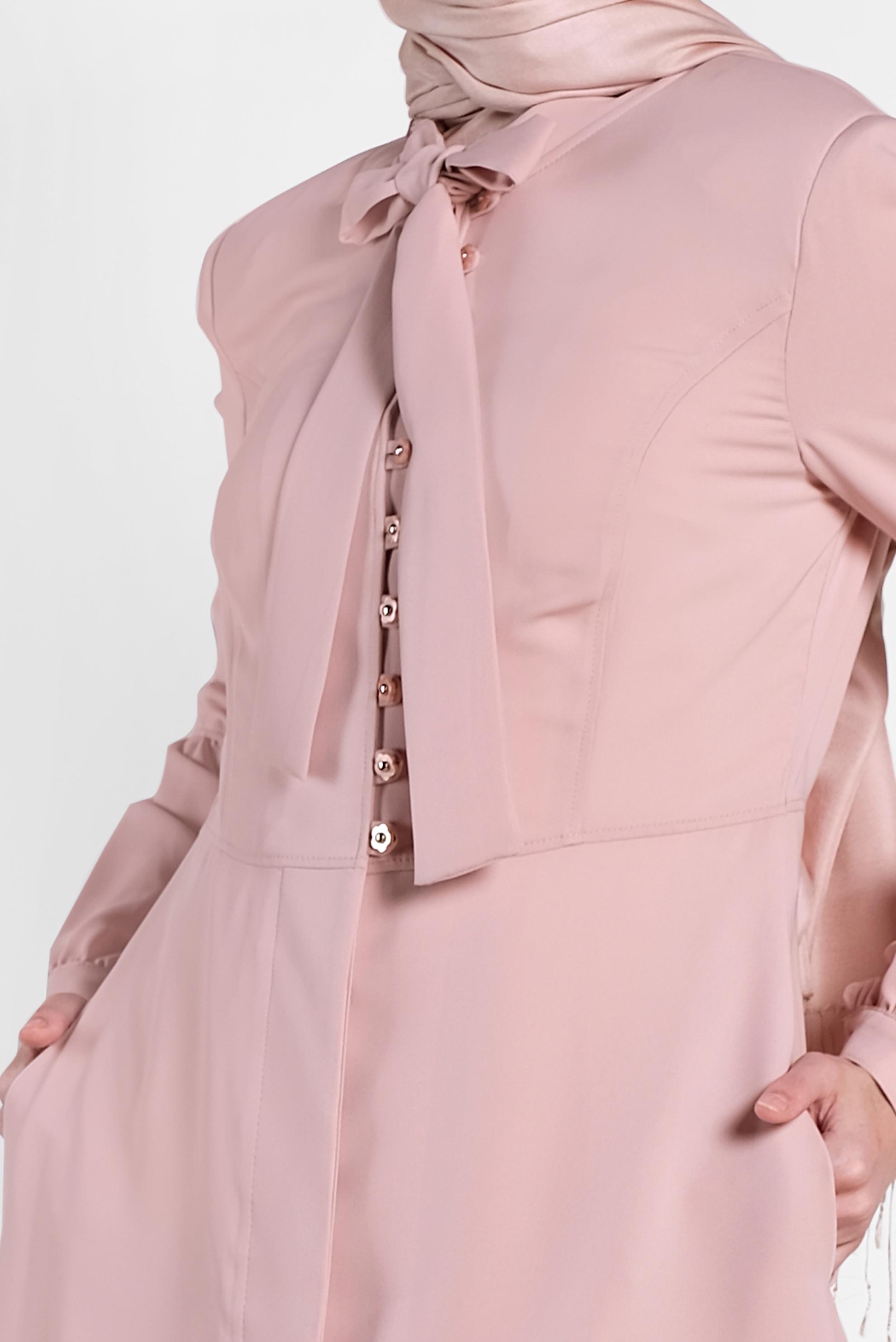 Tesettür giyim PUDRA GİZLİ DÜĞMELİ YAKASI BAĞCIKLI FERACE 8304