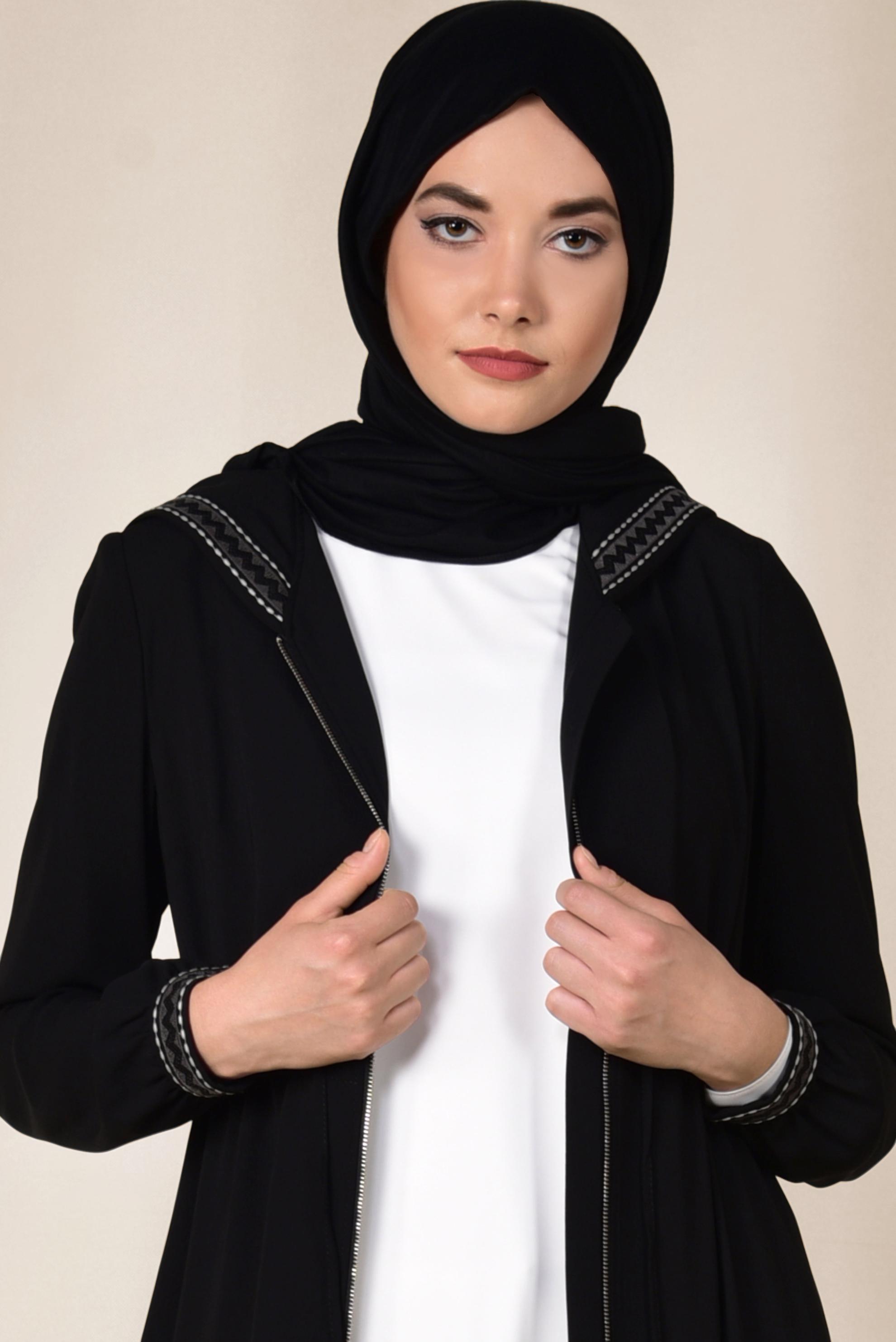 Tesettür giyim SİYAH NAKIŞ DETAYLI FERMUARLI FERACE 8305