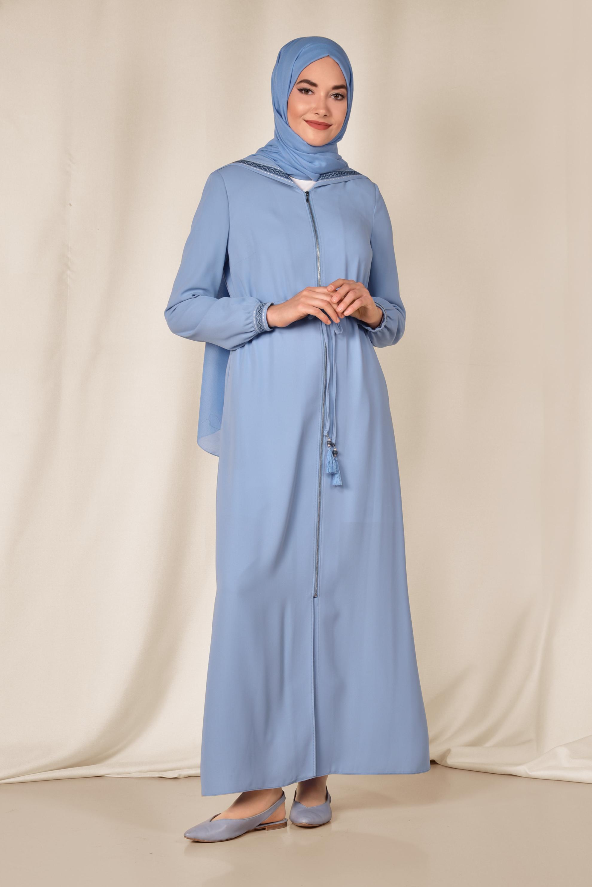 Tesettür giyim MAVİ NAKIŞ DETAYLI FERMUARLI FERACE 8305