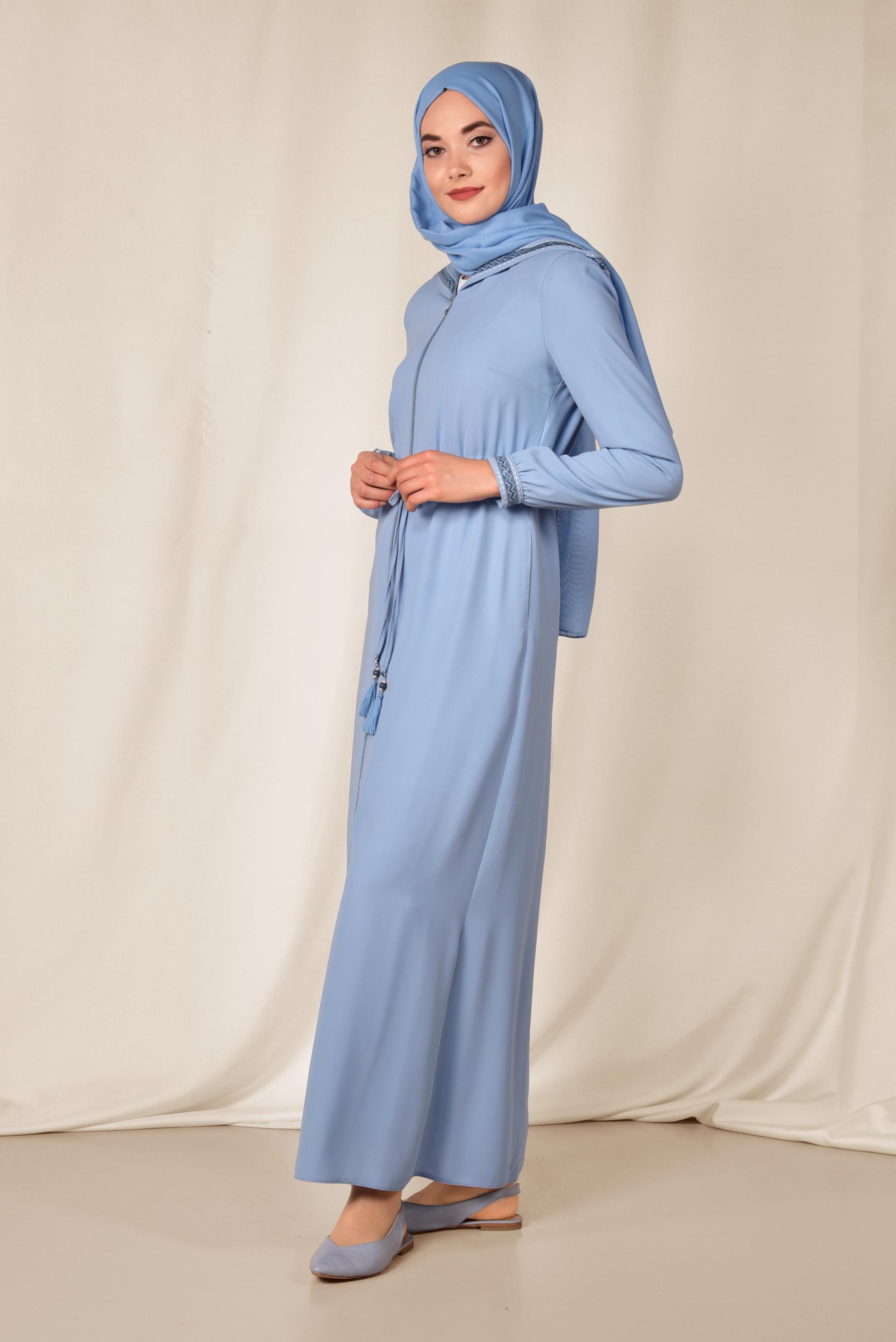 Tesettür giyim MAVİ NAKIŞ DETAYLI FERMUARLI FERACE 8305