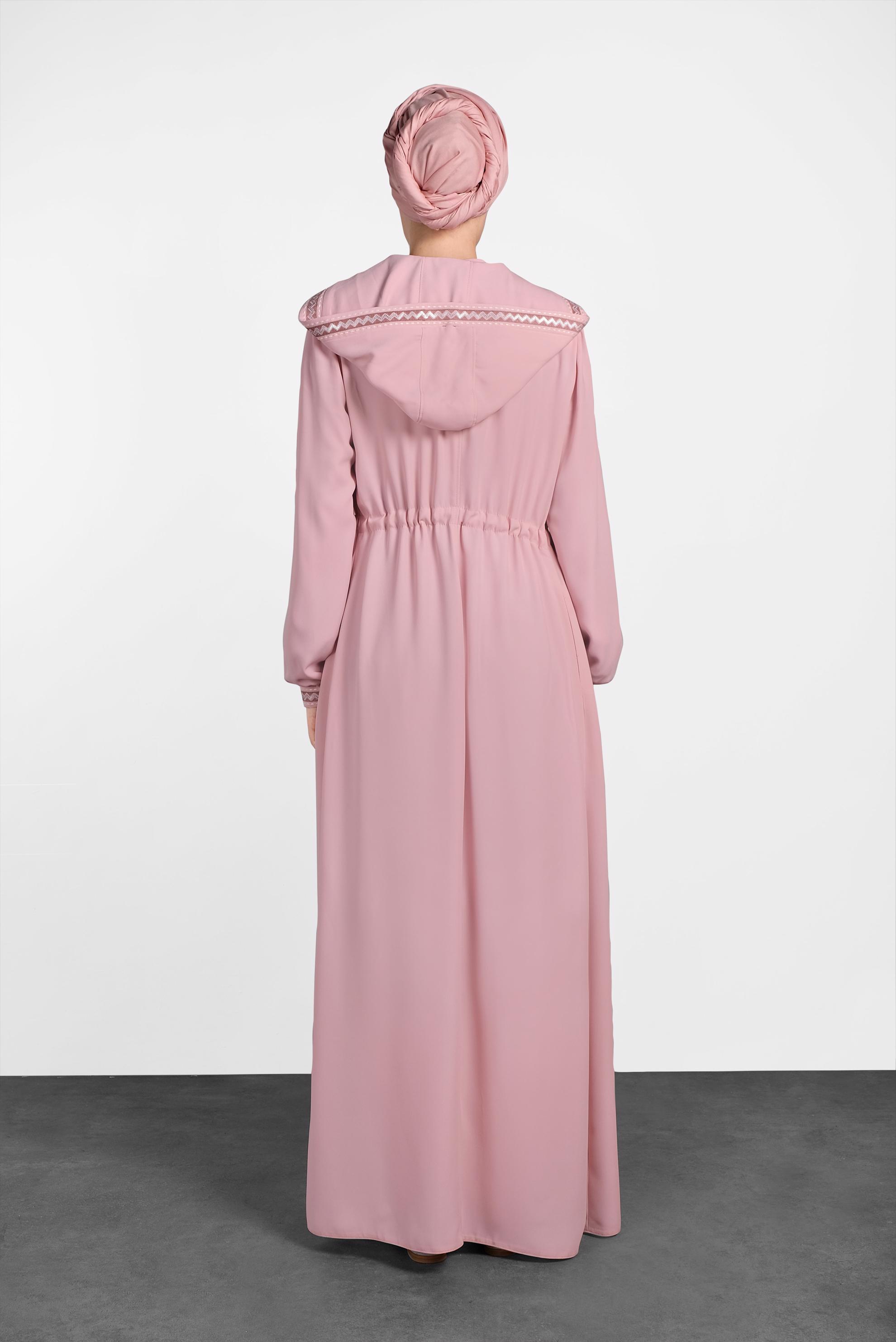 Tesettür giyim PUDRA NAKIŞ DETAYLI FERMUARLI FERACE 8305