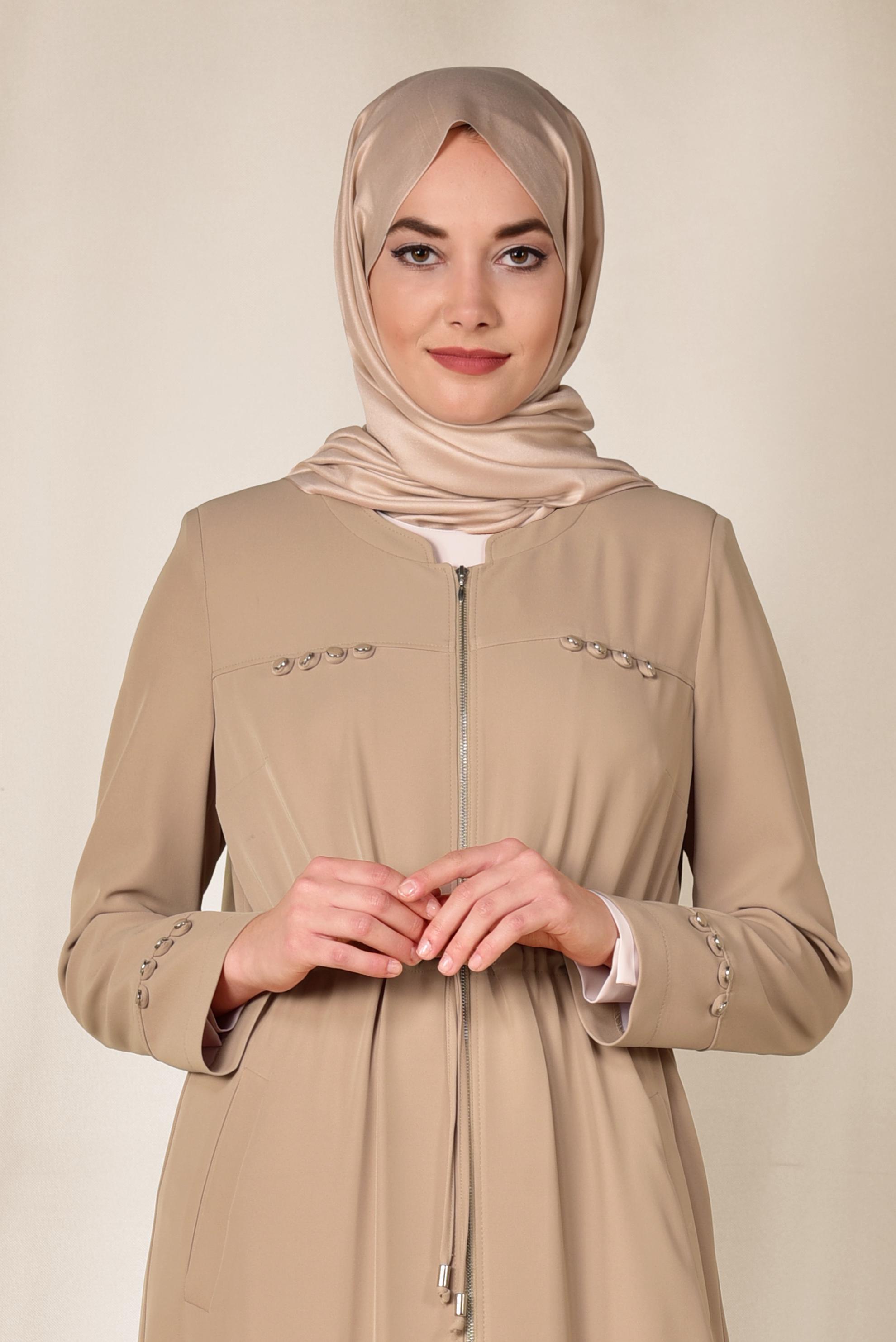 Tesettür giyim BEJ BELİ BÜZGÜLÜ FERMUARLI FERACE 8307