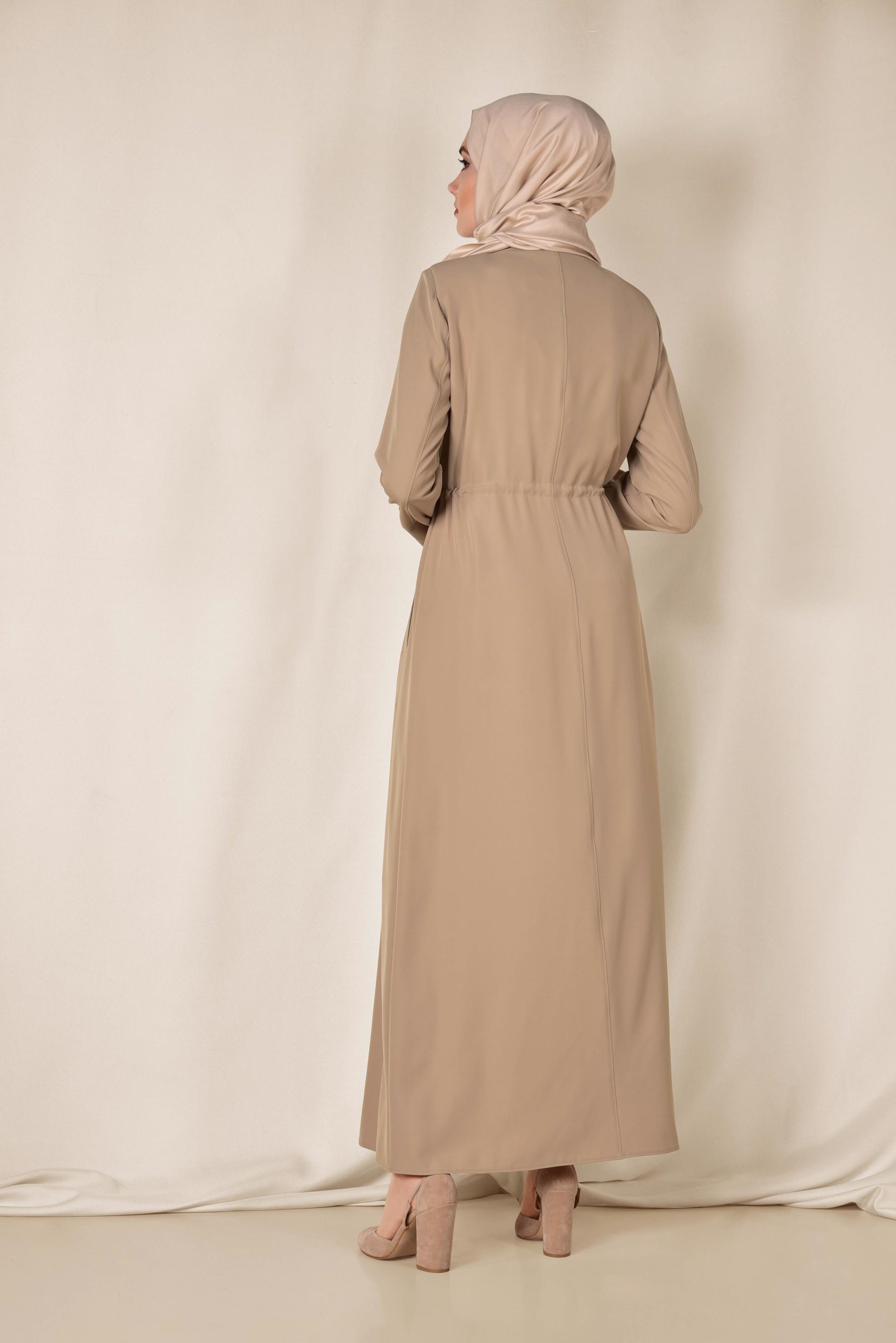 Tesettür giyim BEJ BELİ BÜZGÜLÜ FERMUARLI FERACE 8307