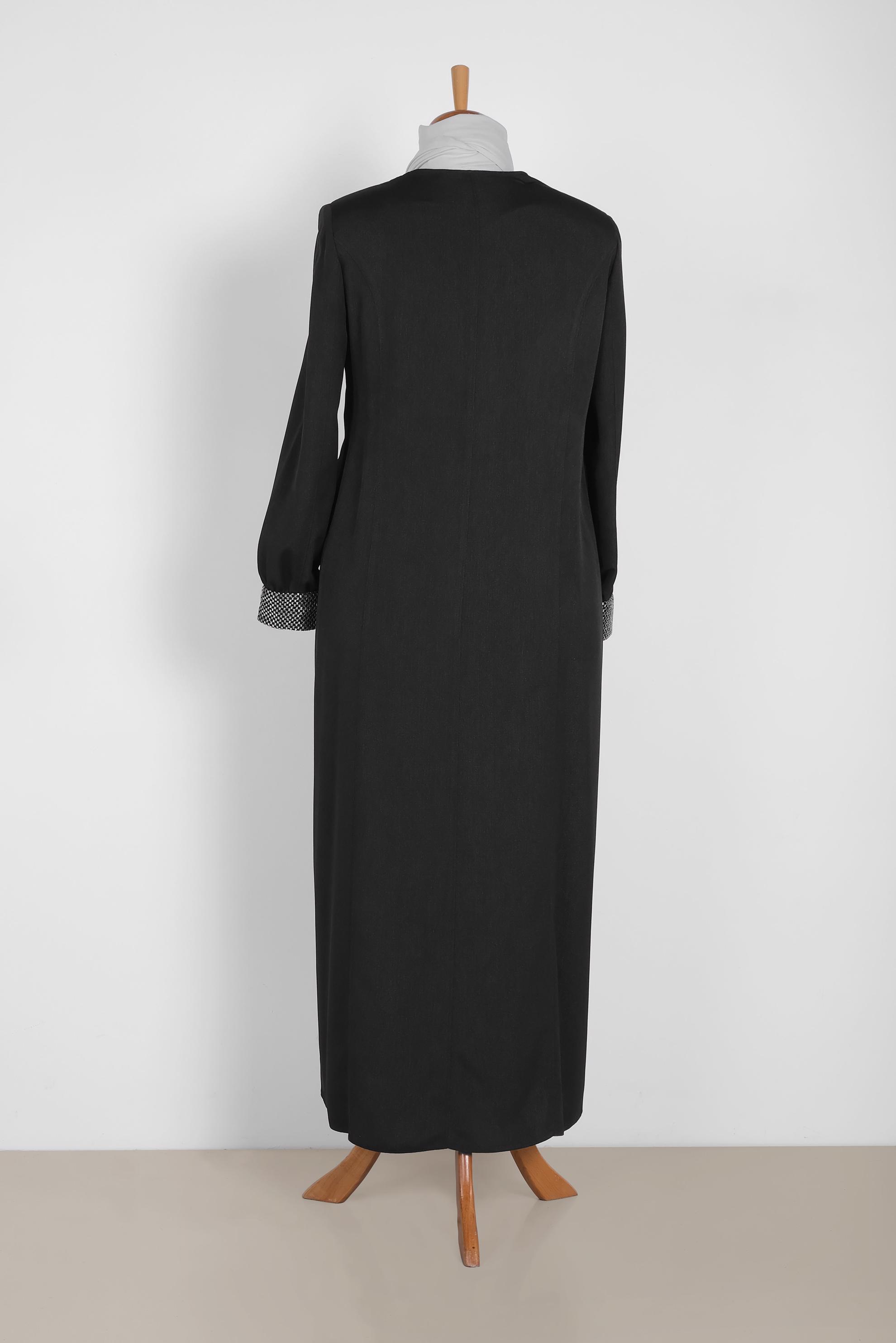 Tesettür giyim SİYAH YAKA VE MANŞET SİM NAKIŞLI FERACE 8311 