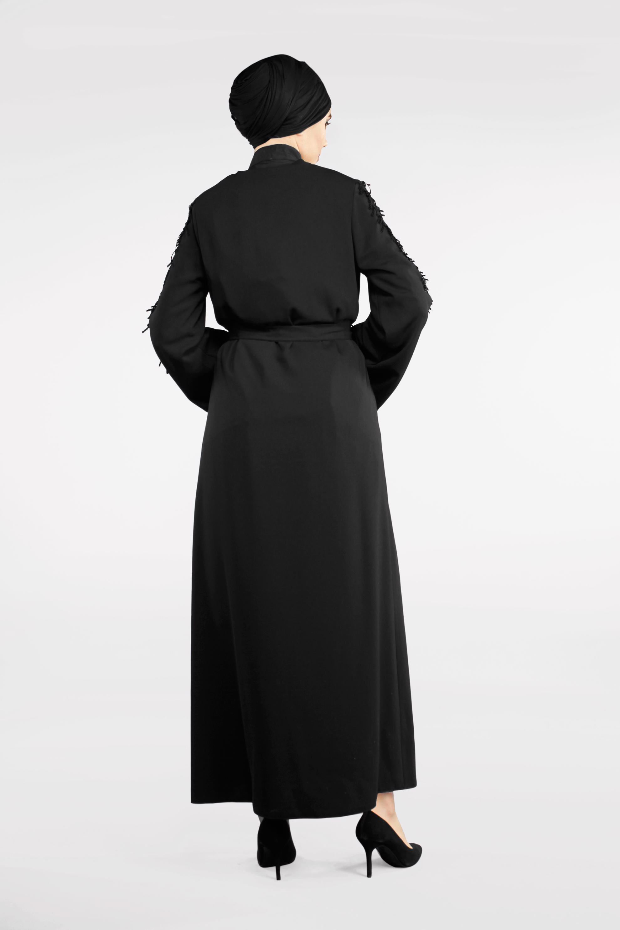 Tesettür giyim SİYAH KOLLARI SAÇAKLI BROŞLU FERACE 8331