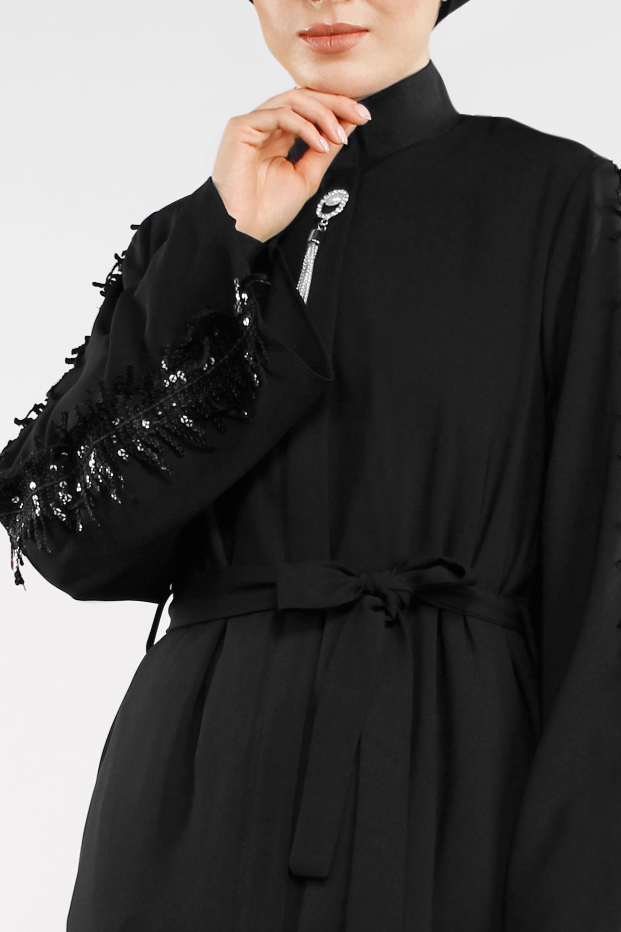 Tesettür giyim SİYAH KOLLARI SAÇAKLI BROŞLU FERACE 8331