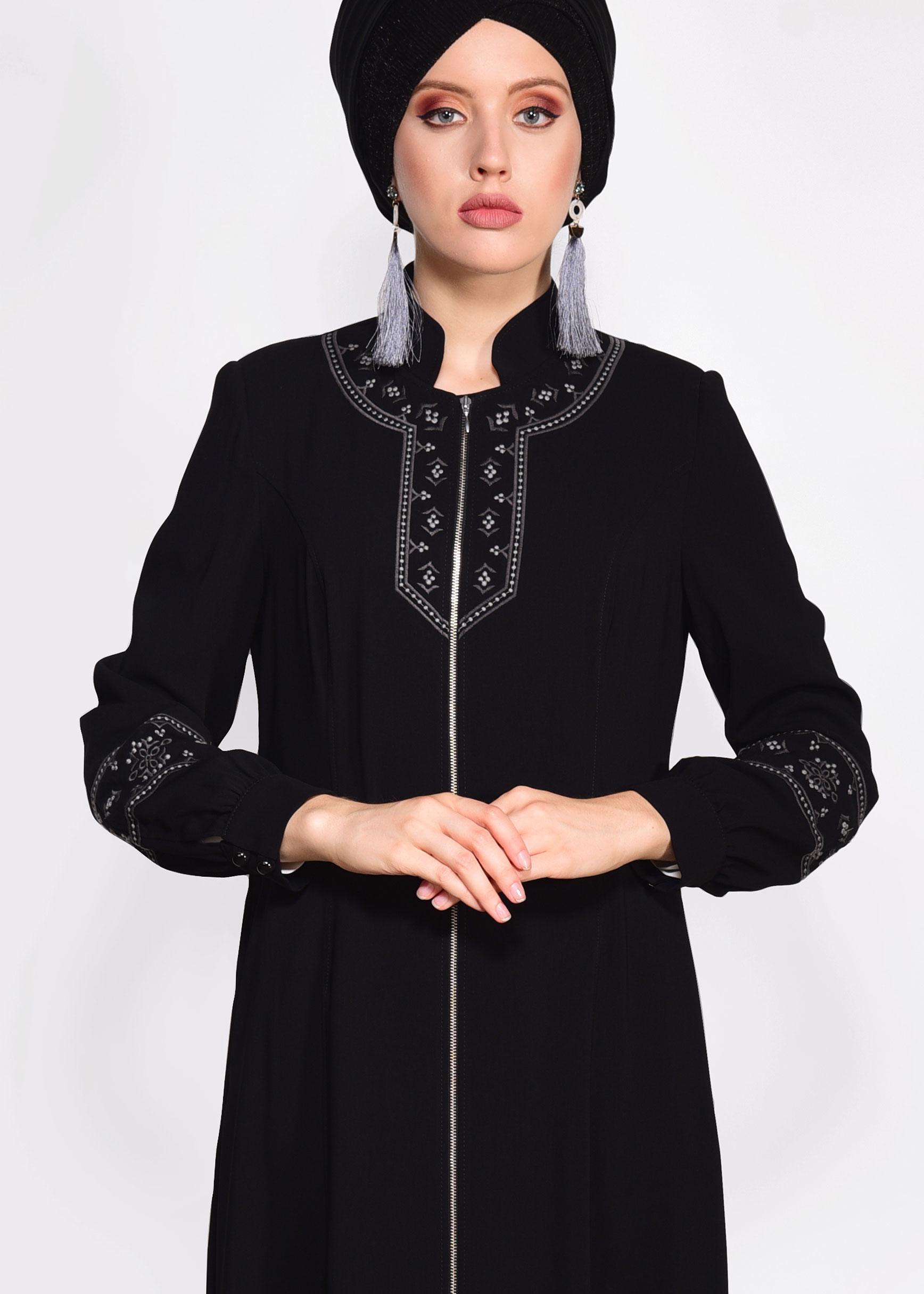Tesettür giyim SİYAH KOLLARI VE YAKASI İŞLEMELİ FERMUARLI PARDESÜ  1281 