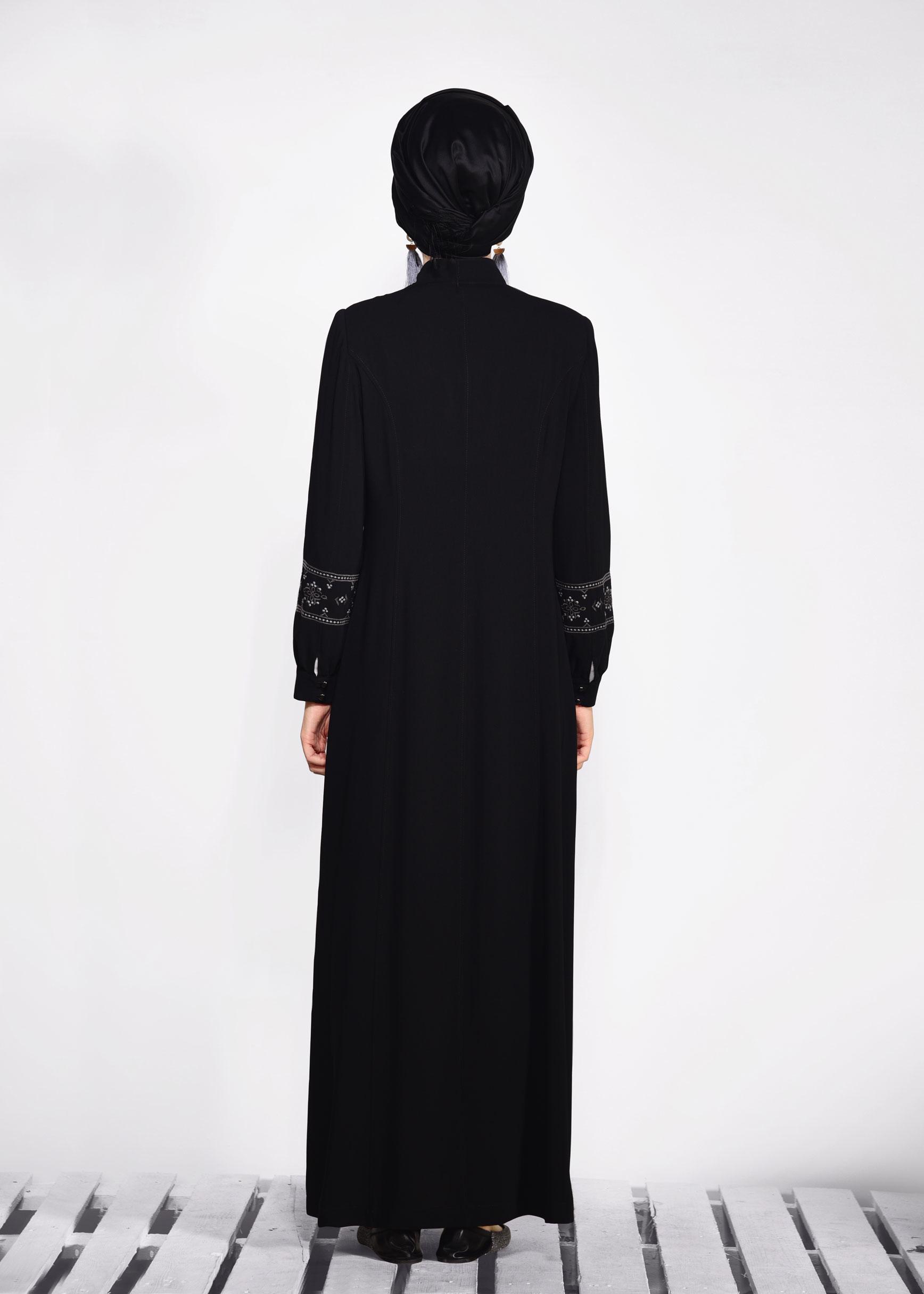 Tesettür giyim SİYAH KOLLARI VE YAKASI İŞLEMELİ FERMUARLI PARDESÜ  1281 