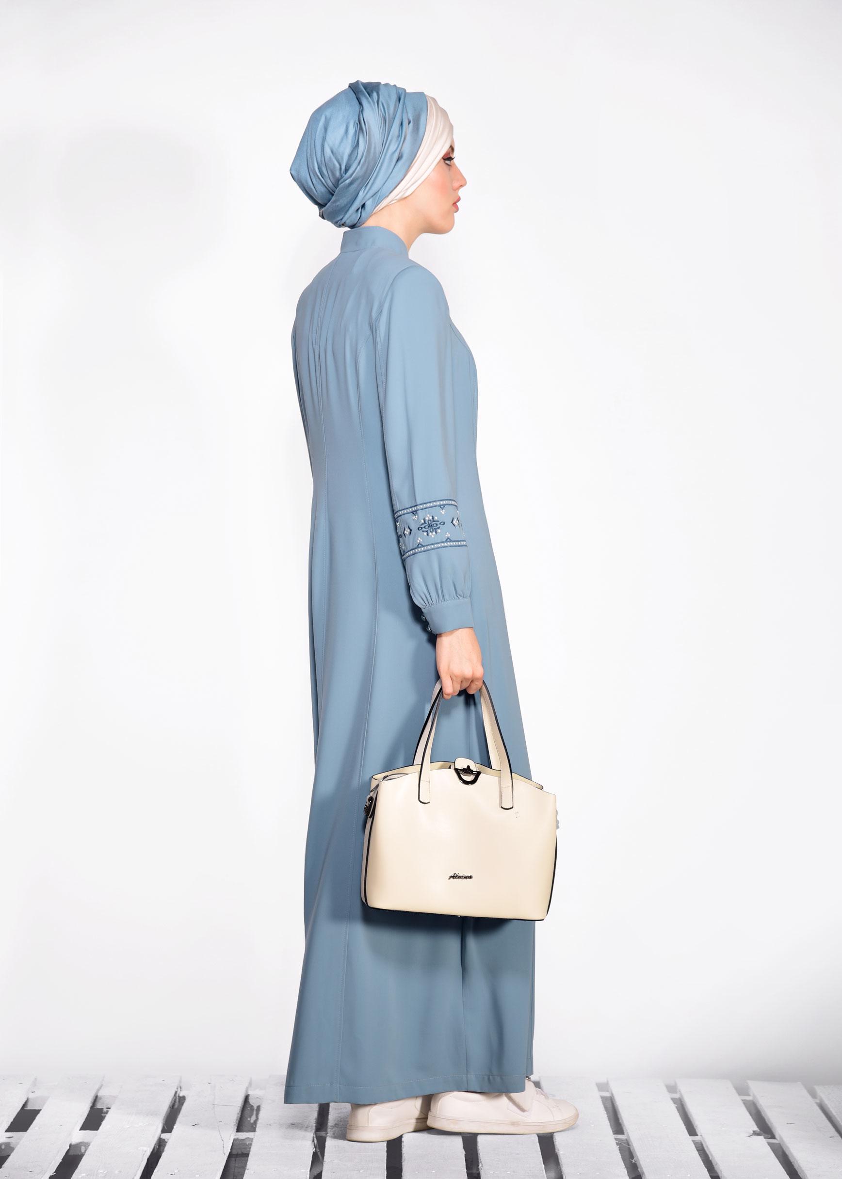 Tesettür giyim MAVİ KOLLARI VE YAKASI İŞLEMELİ FERMUARLI PARDESÜ  1281 