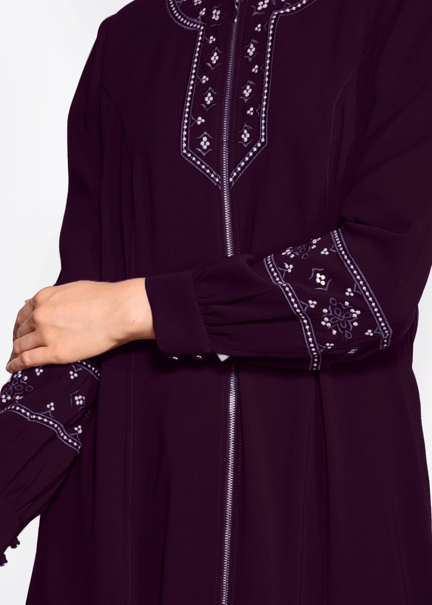 Tesettür giyim BORDO KOLLARI VE YAKASI İŞLEMELİ FERMUARLI PARDESÜ  1281 