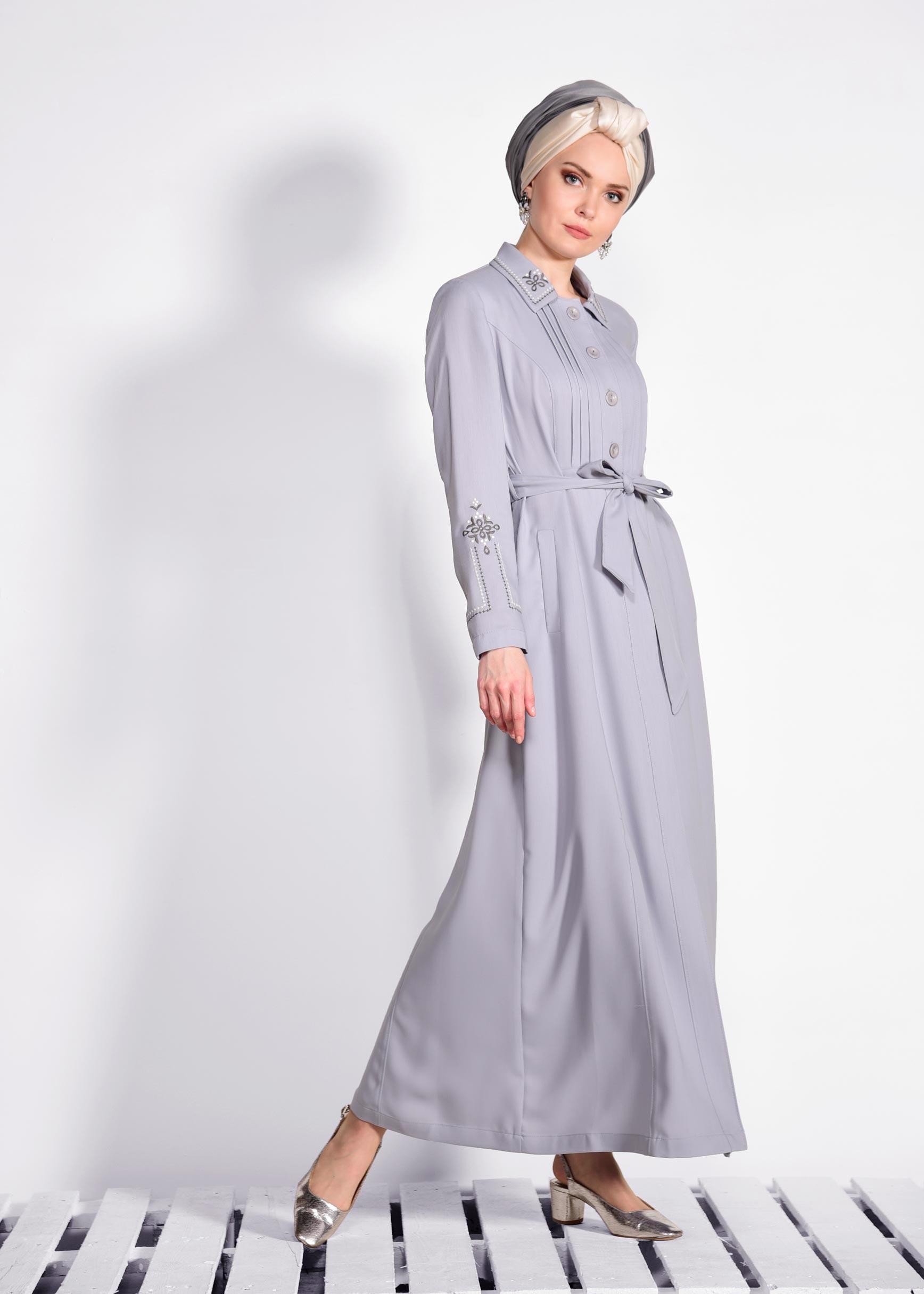 Tesettür giyim GRİ KOLLARI VE SIRTI NAKIŞLI PARDESÜ 1283 