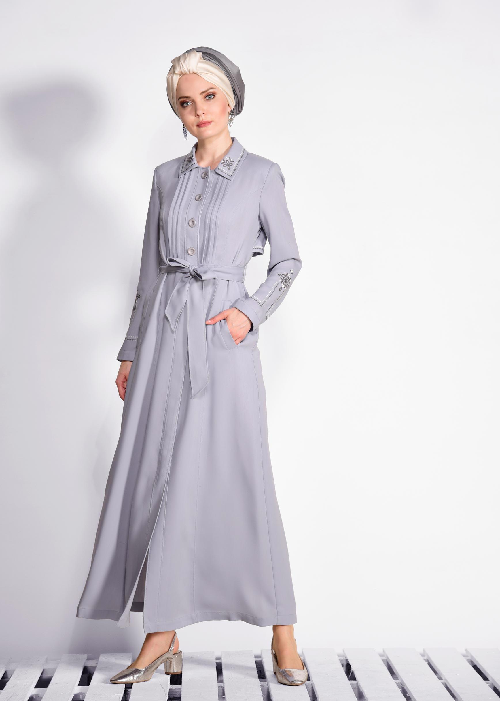 Tesettür giyim GRİ KOLLARI VE SIRTI NAKIŞLI PARDESÜ 1283 