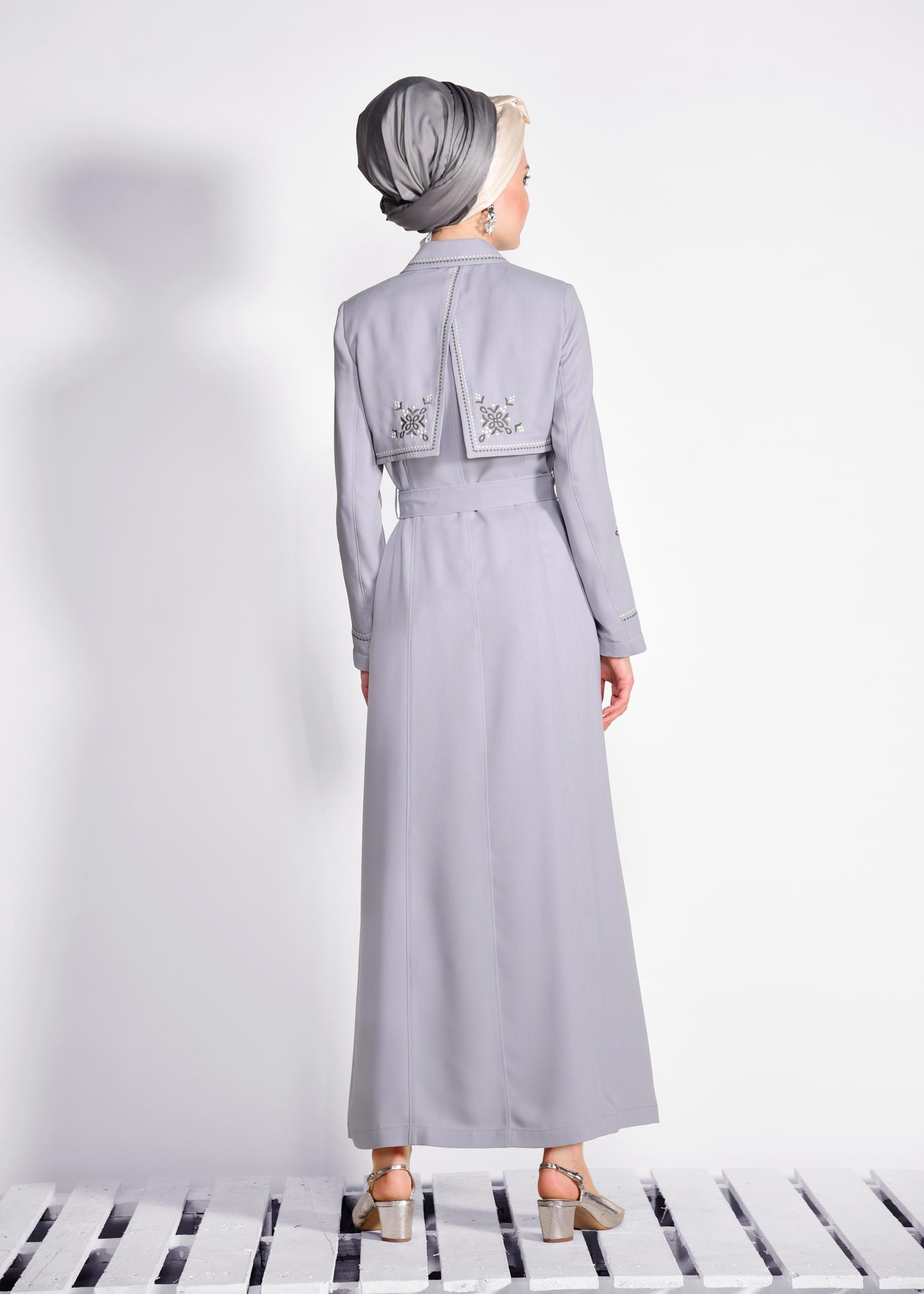 Tesettür giyim GRİ KOLLARI VE SIRTI NAKIŞLI PARDESÜ 1283 