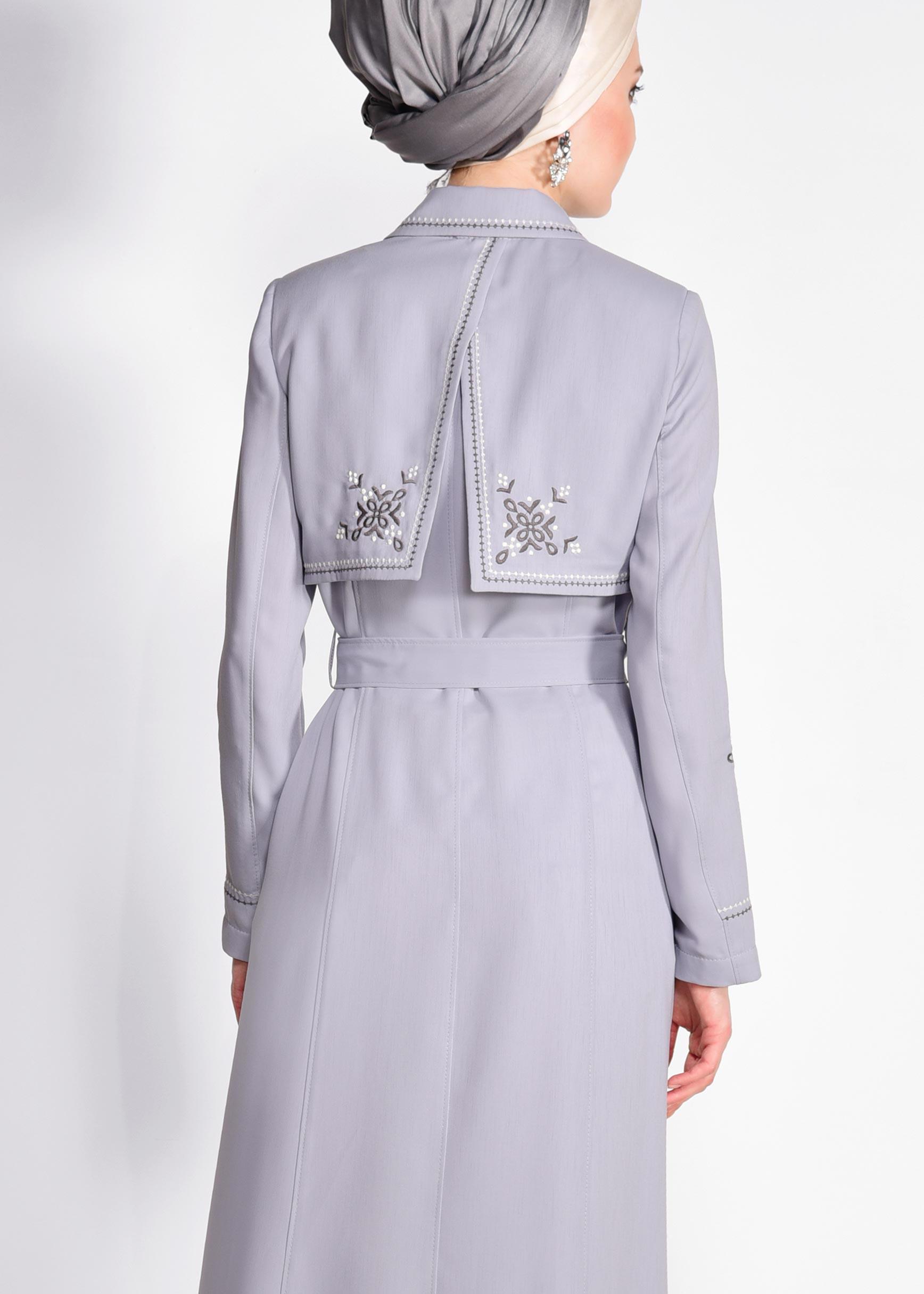 Tesettür giyim GRİ KOLLARI VE SIRTI NAKIŞLI PARDESÜ 1283 