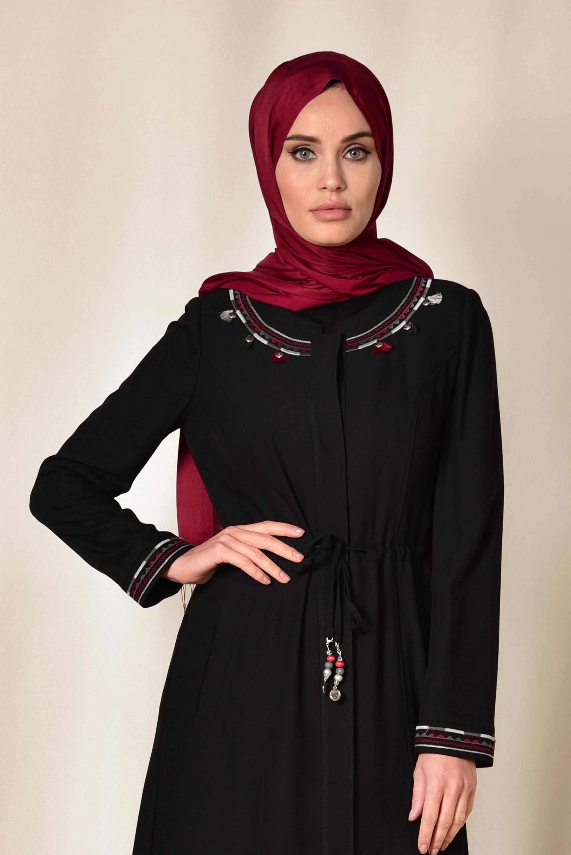 Tesettür giyim SİYAH BELDEN BAĞCIKLI PÜSKÜL DETAYLI PARDESÜ 1423