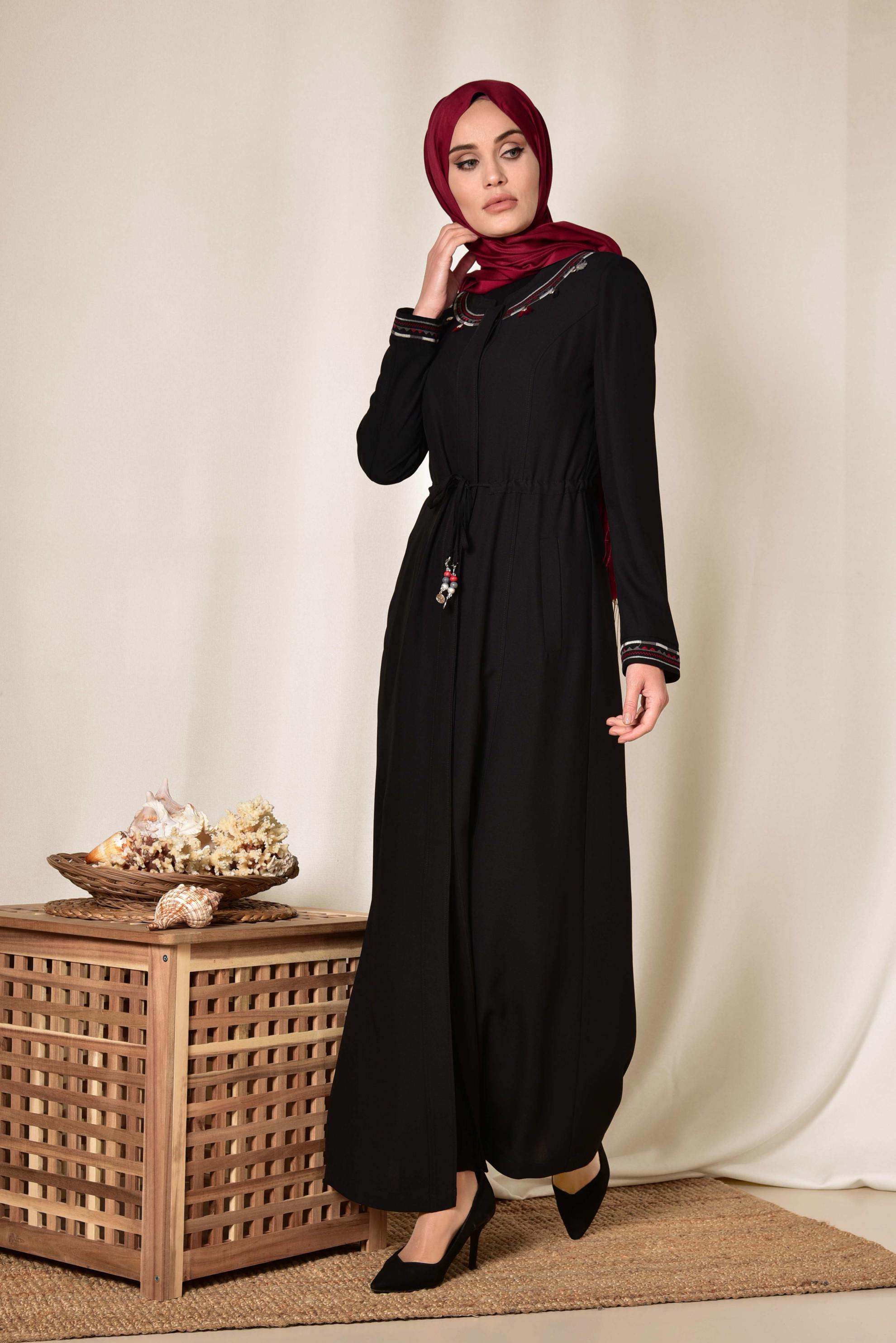 Tesettür giyim SİYAH BELDEN BAĞCIKLI PÜSKÜL DETAYLI PARDESÜ 1423