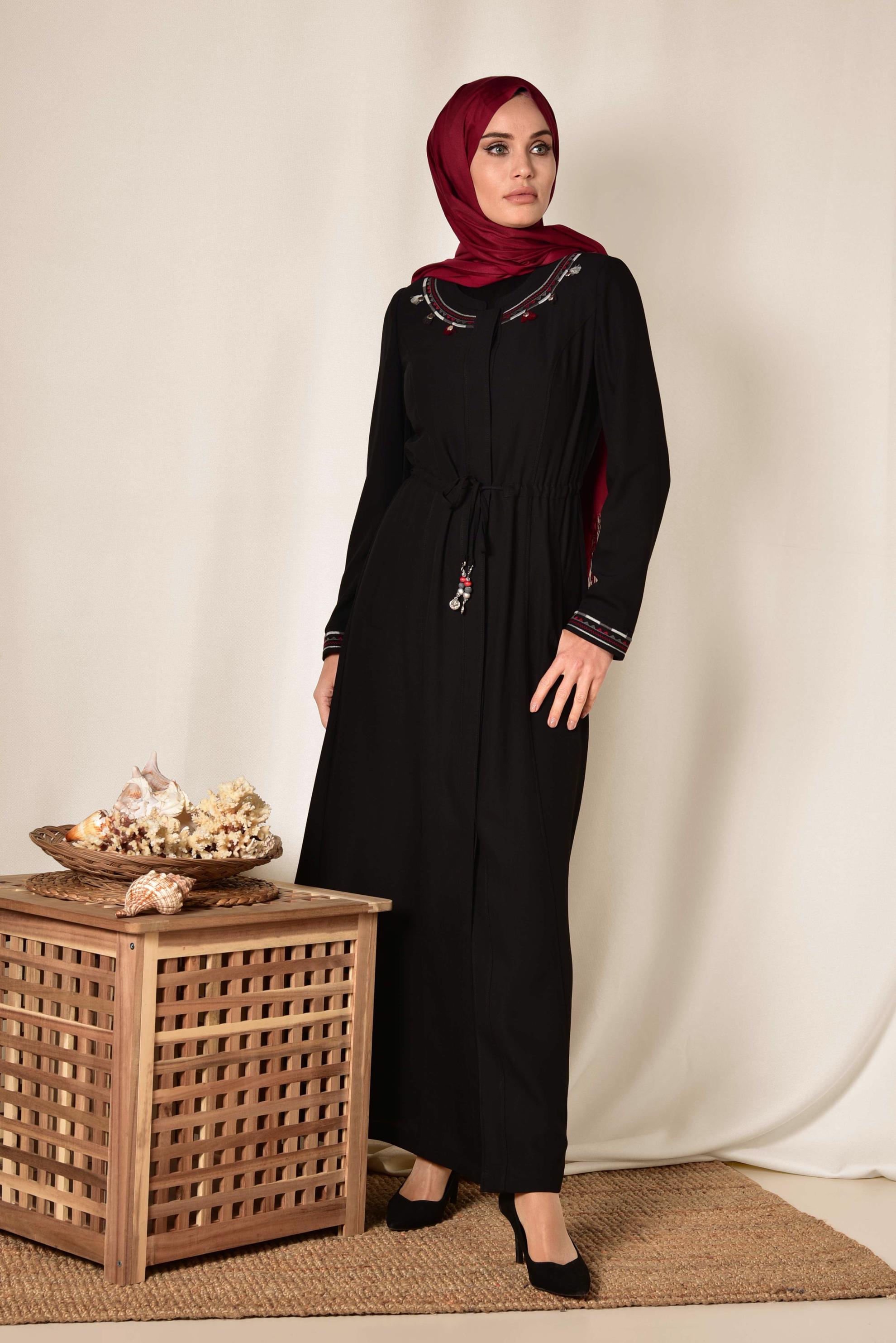 Tesettür giyim SİYAH BELDEN BAĞCIKLI PÜSKÜL DETAYLI PARDESÜ 1423