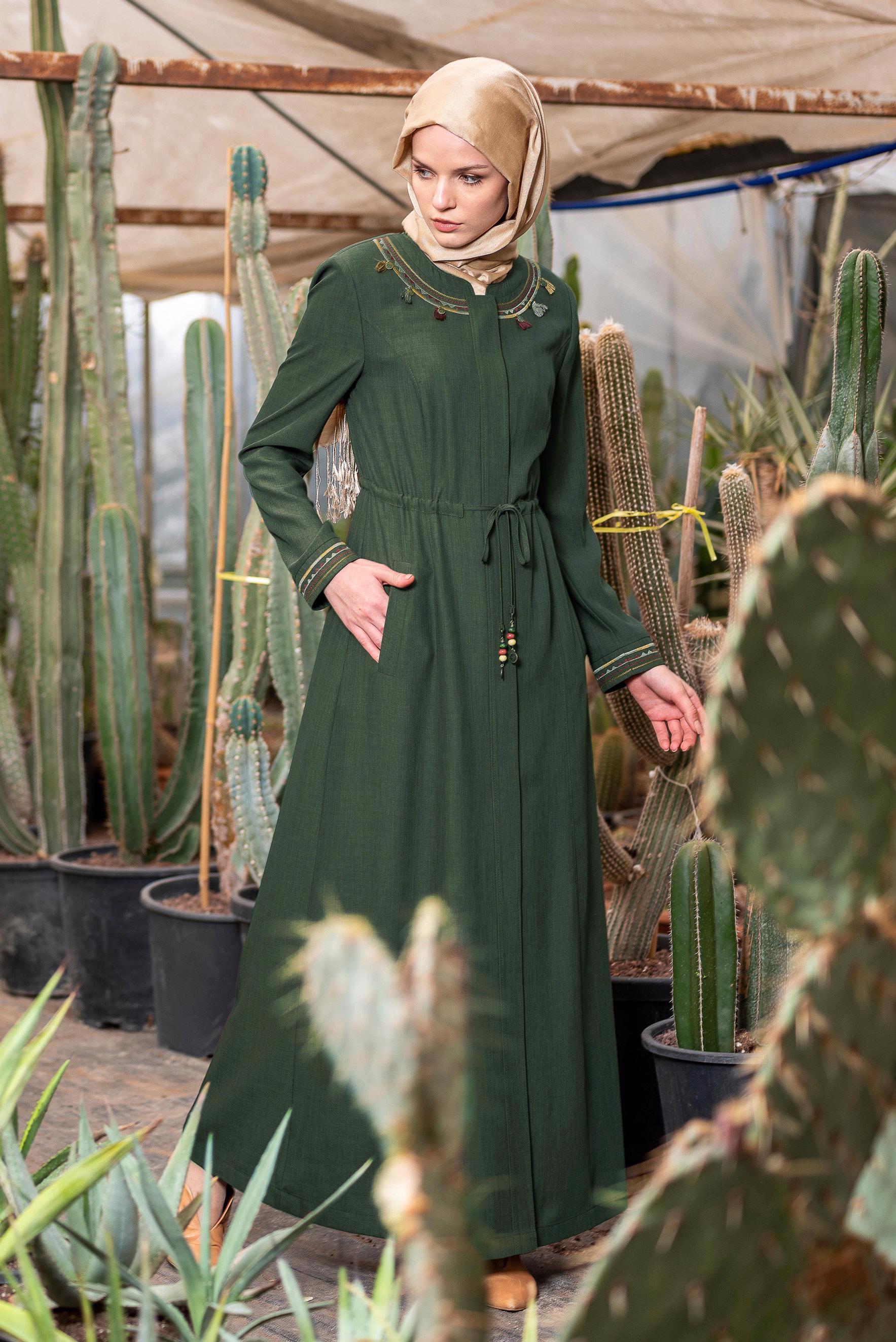 Tesettür giyim HAKİ BELDEN BAĞCIKLI PÜSKÜL DETAYLI PARDESÜ 1423