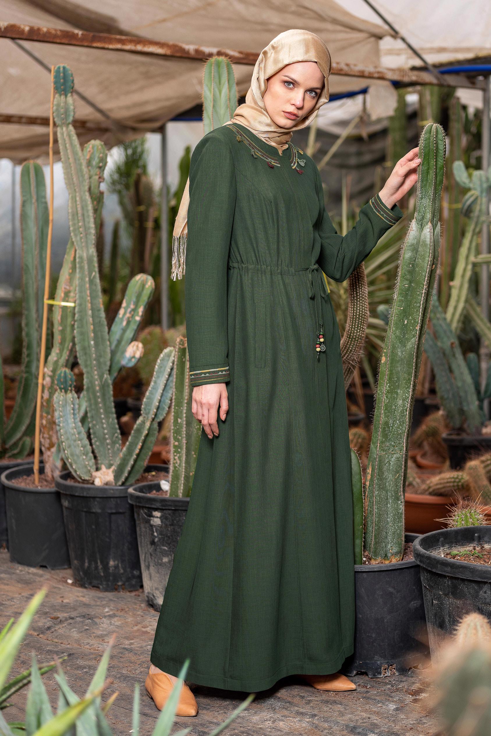 Tesettür giyim HAKİ BELDEN BAĞCIKLI PÜSKÜL DETAYLI PARDESÜ 1423