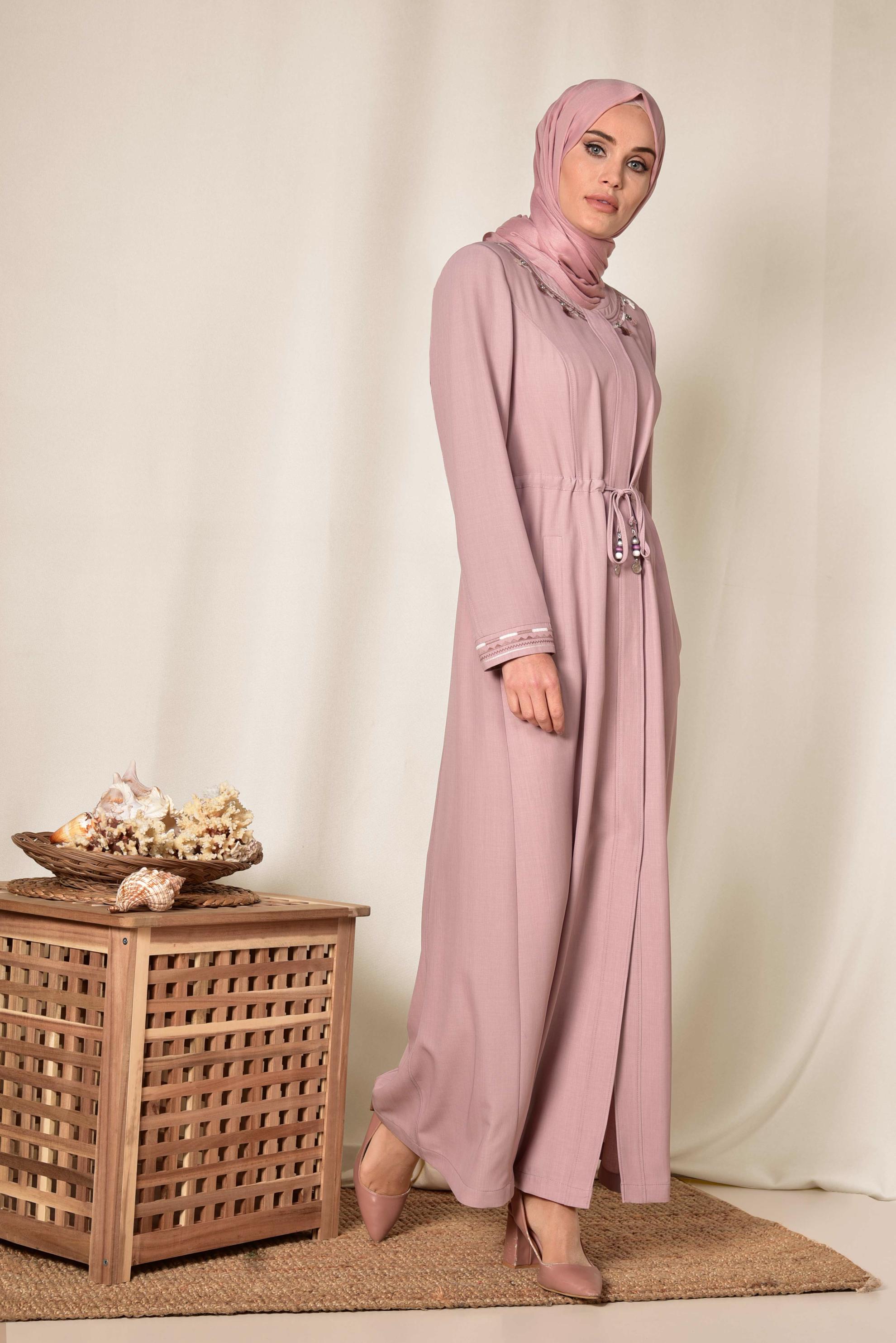 Tesettür giyim PUDRA BELDEN BAĞCIKLI PÜSKÜL DETAYLI PARDESÜ 1423