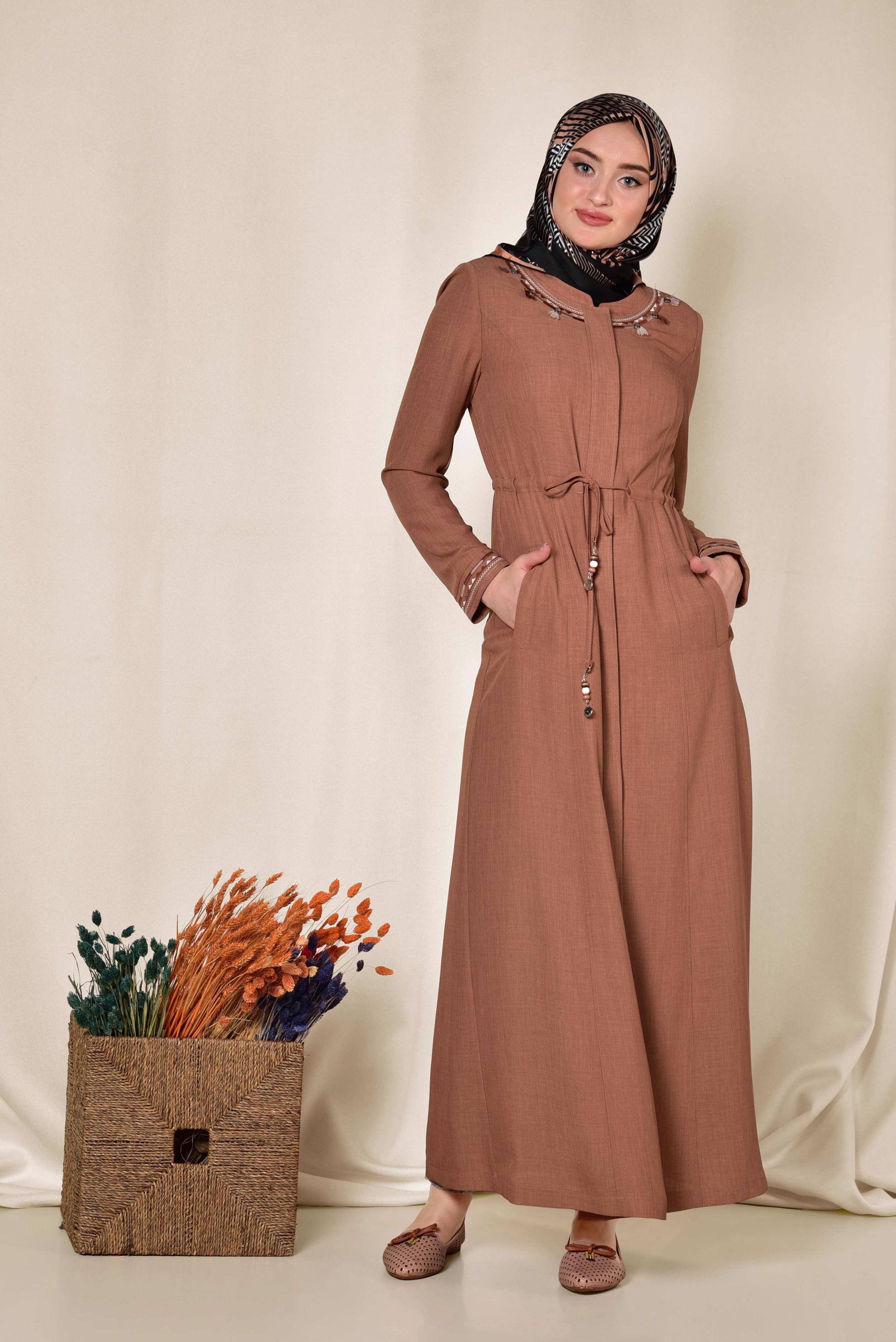 Tesettür giyim KAHVE BELDEN BAĞCIKLI PÜSKÜL DETAYLI PARDESÜ 1423