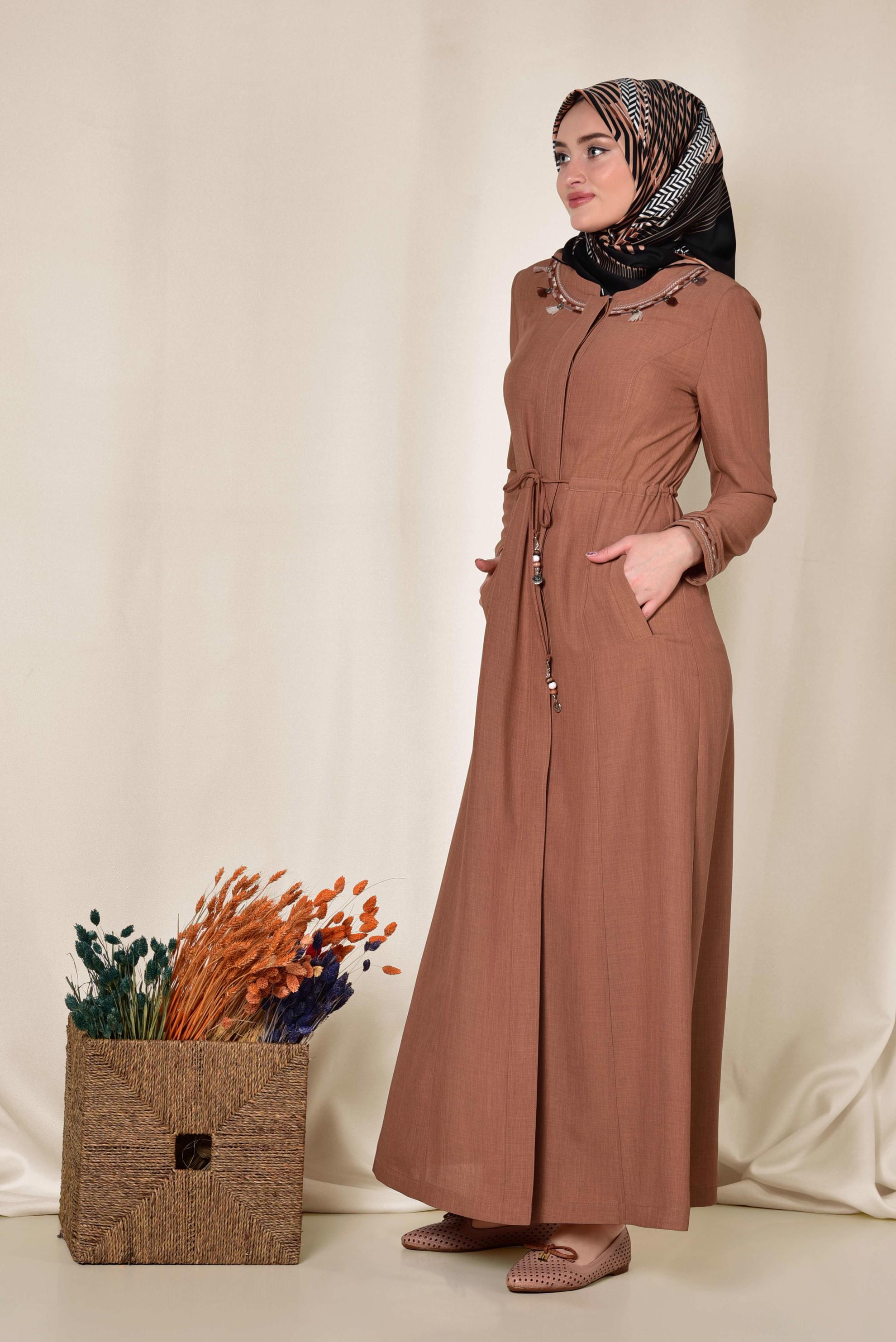 Tesettür giyim KAHVE BELDEN BAĞCIKLI PÜSKÜL DETAYLI PARDESÜ 1423