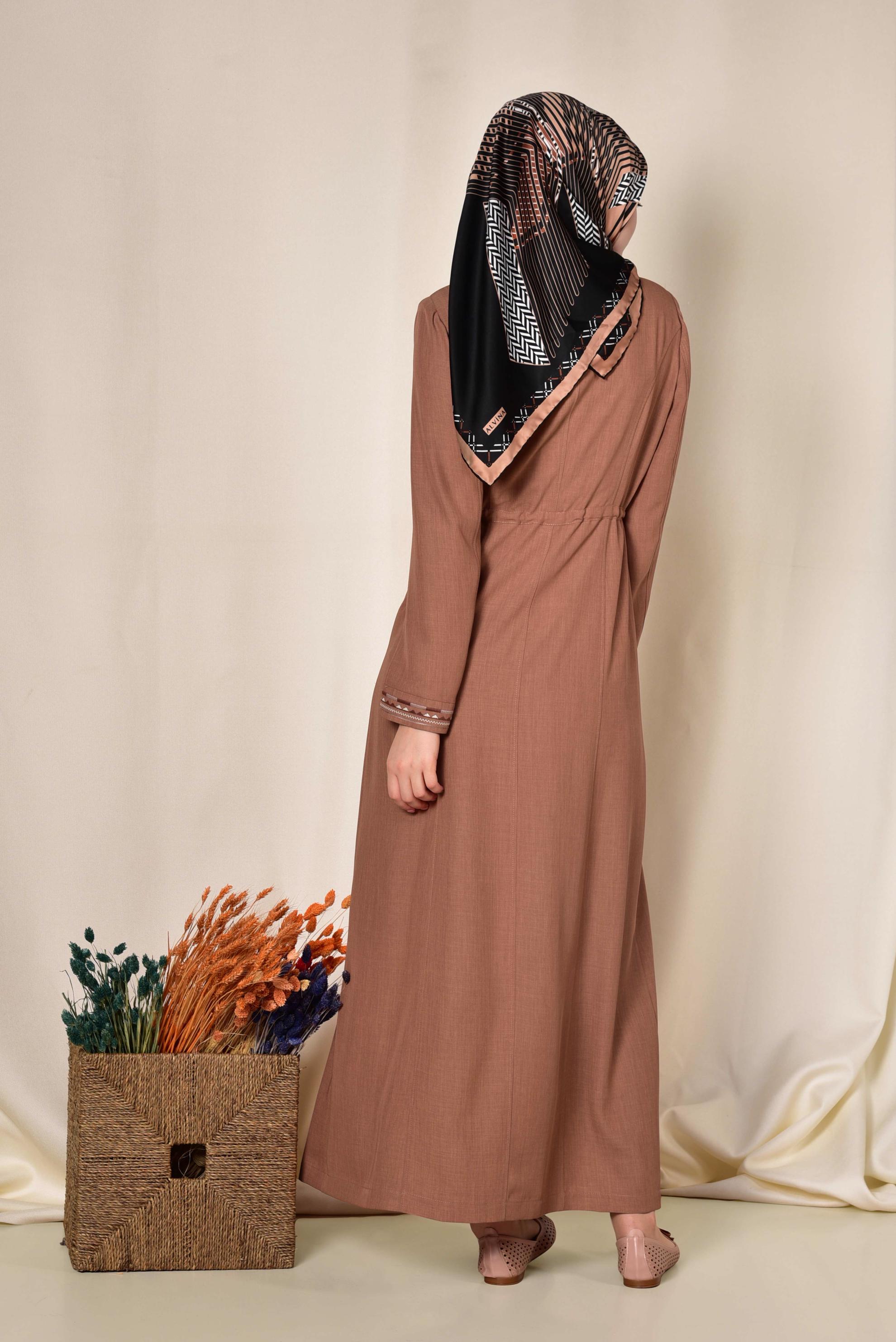 Tesettür giyim KAHVE BELDEN BAĞCIKLI PÜSKÜL DETAYLI PARDESÜ 1423