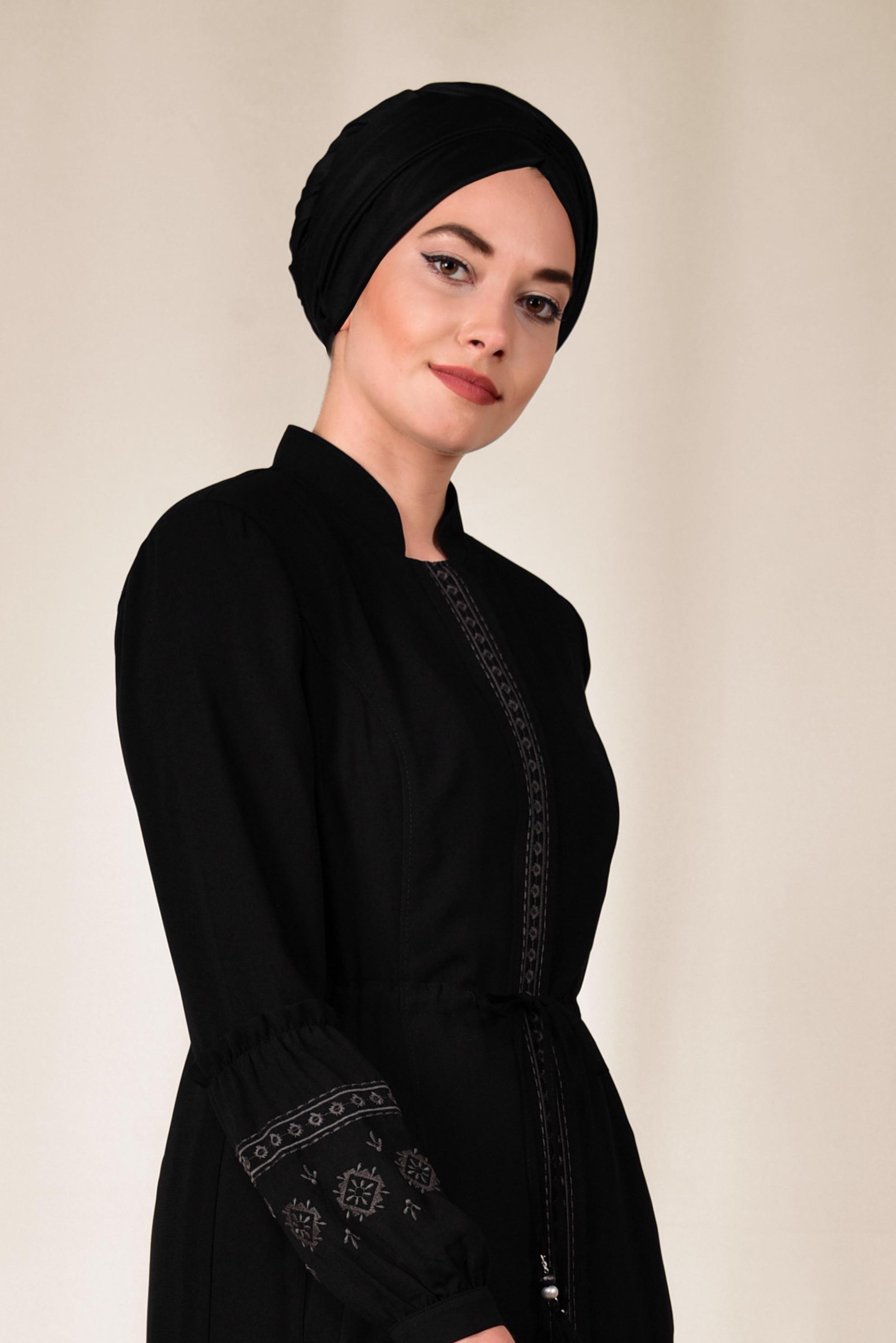 Tesettür giyim SİYAH HAKİM YAKA İŞLEMELİ PARDESÜ 1427