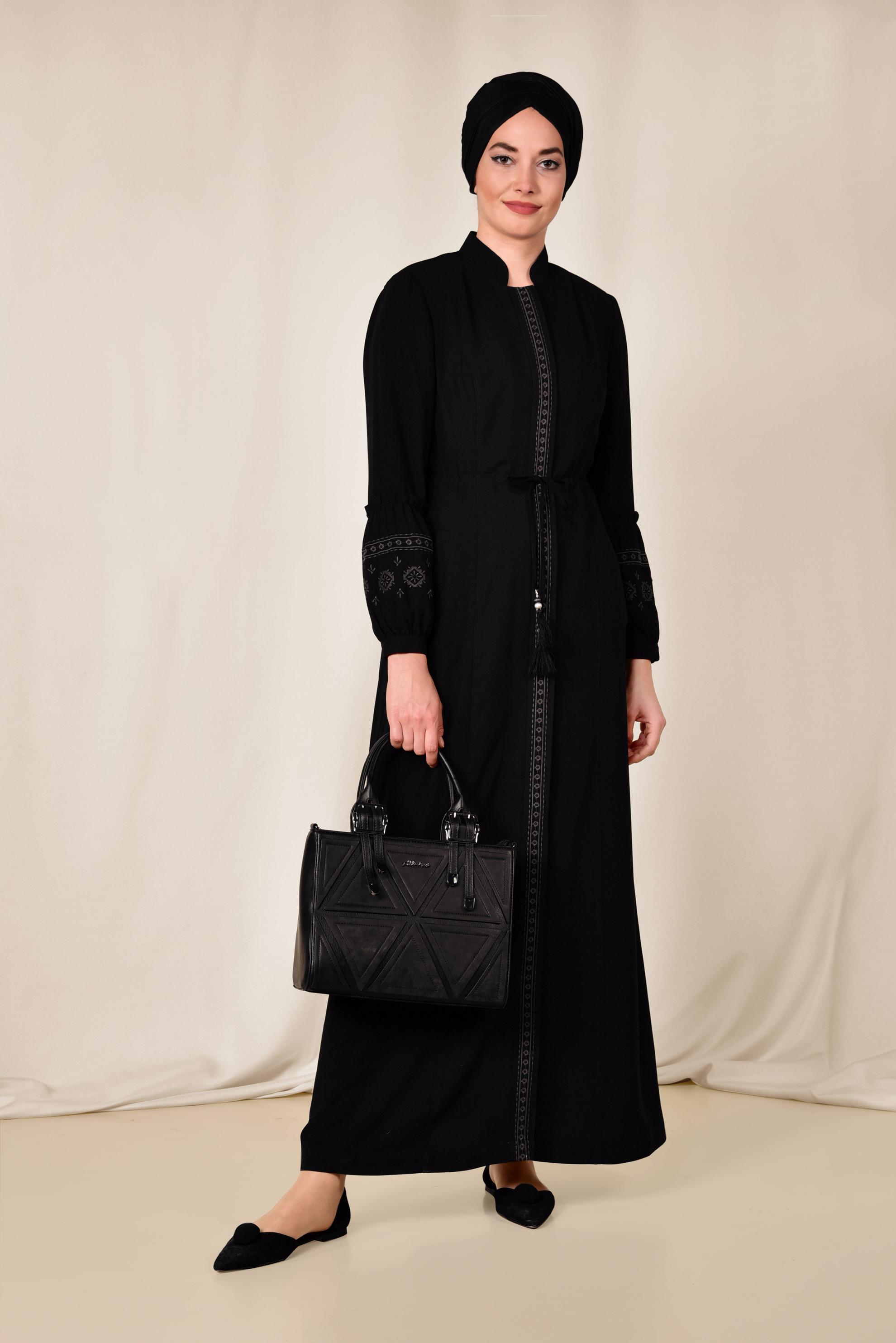 Tesettür giyim SİYAH HAKİM YAKA İŞLEMELİ PARDESÜ 1427
