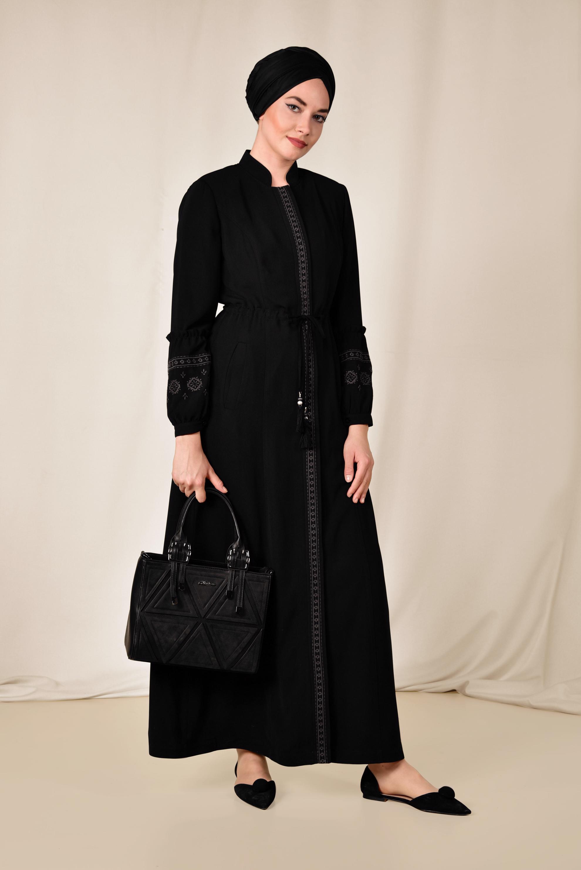 Tesettür giyim SİYAH HAKİM YAKA İŞLEMELİ PARDESÜ 1427