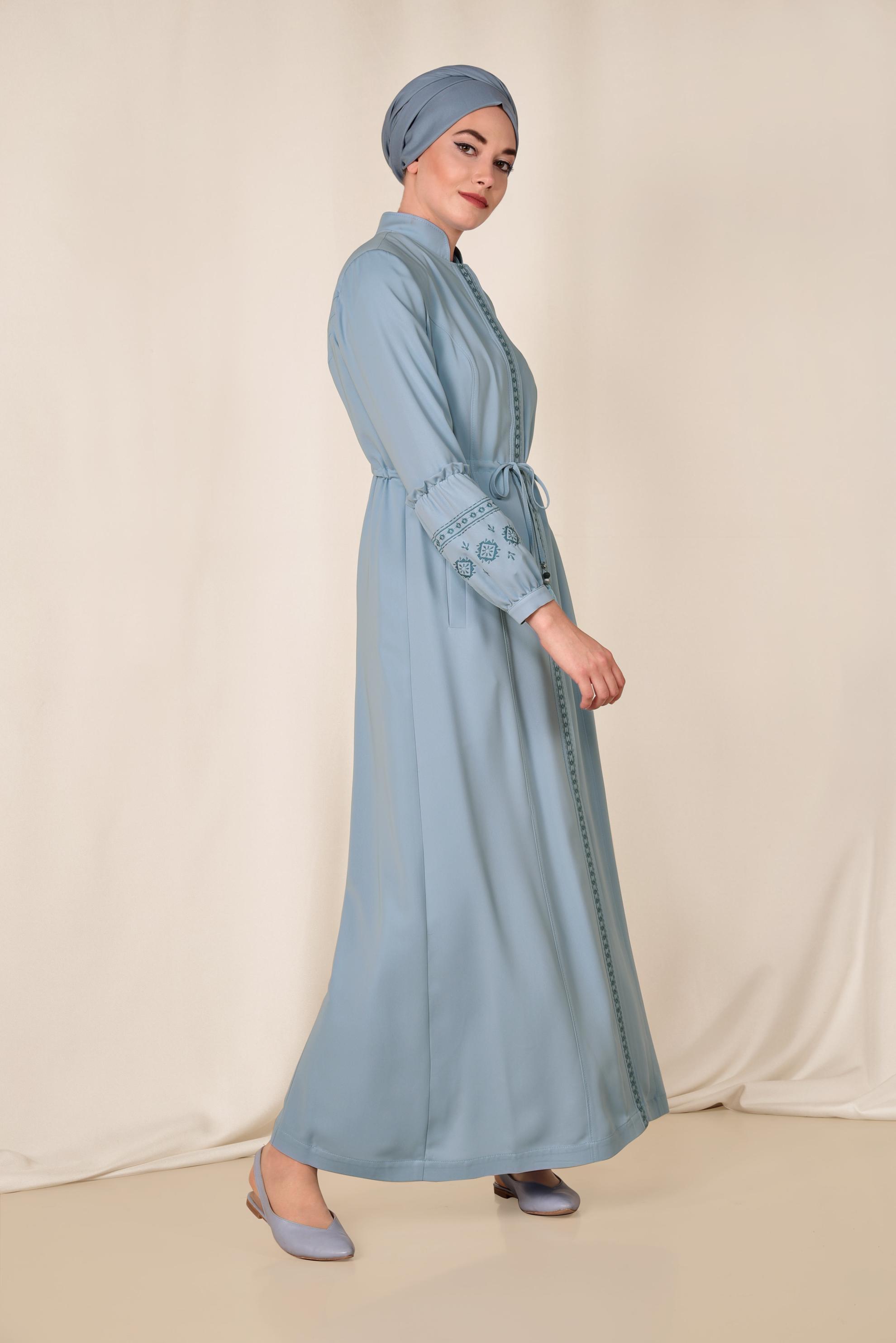 Tesettür giyim MAVİ HAKİM YAKA İŞLEMELİ PARDESÜ 1427