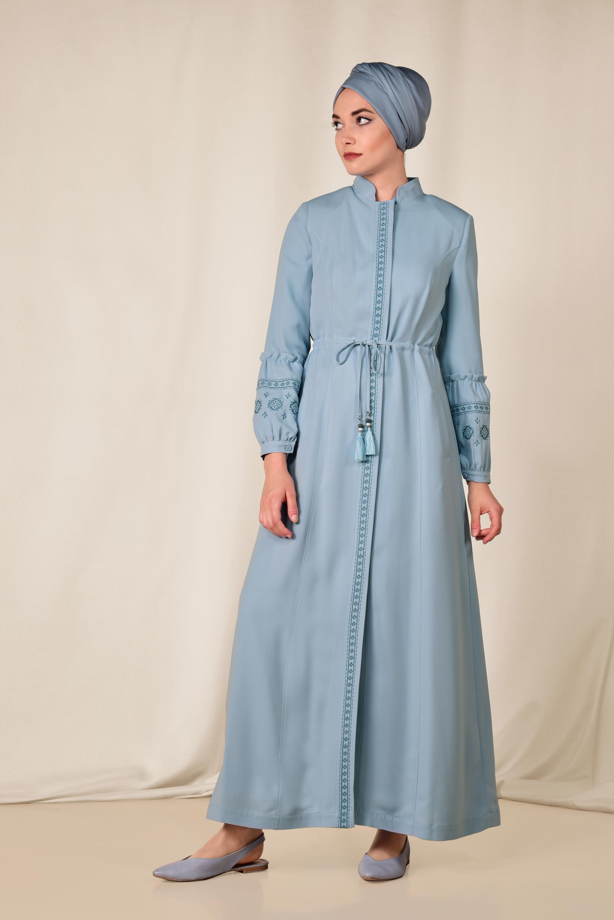 Tesettür giyim MAVİ HAKİM YAKA İŞLEMELİ PARDESÜ 1427