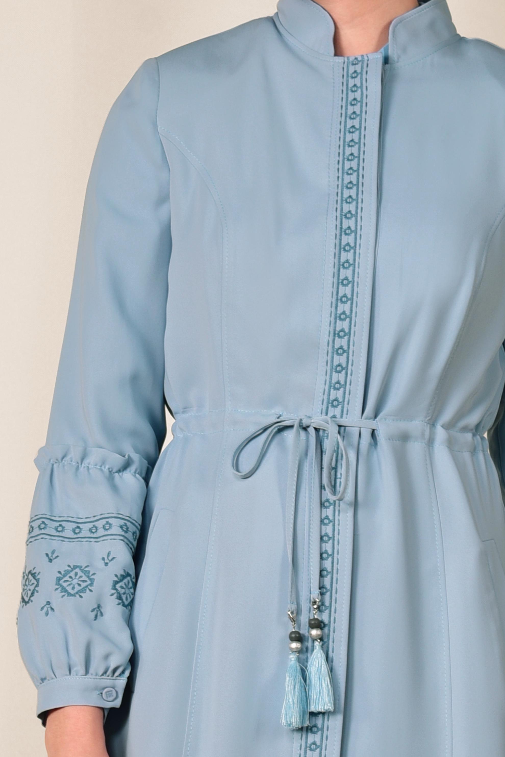 Tesettür giyim MAVİ HAKİM YAKA İŞLEMELİ PARDESÜ 1427