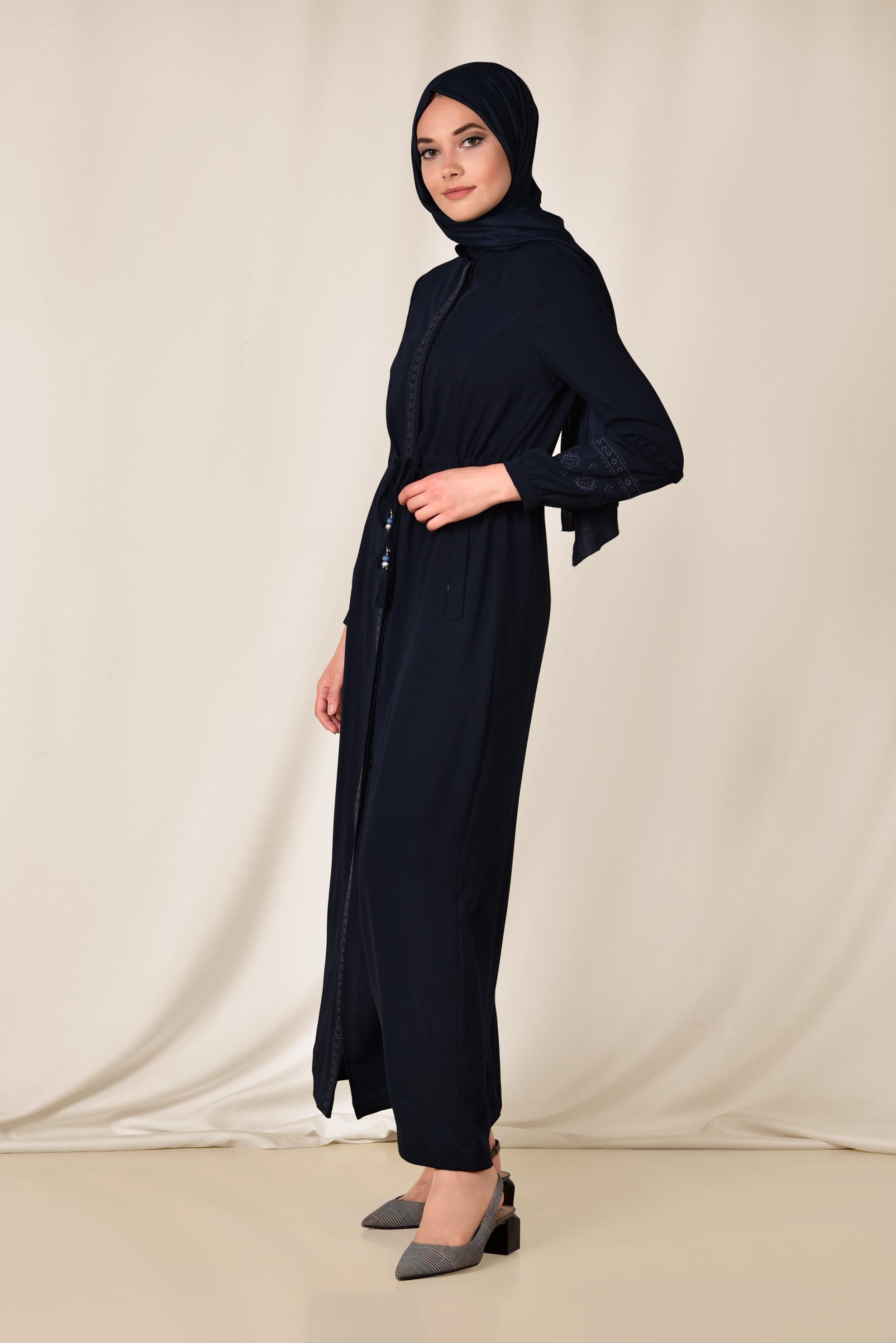 Tesettür giyim LACİVERT HAKİM YAKA İŞLEMELİ PARDESÜ 1427