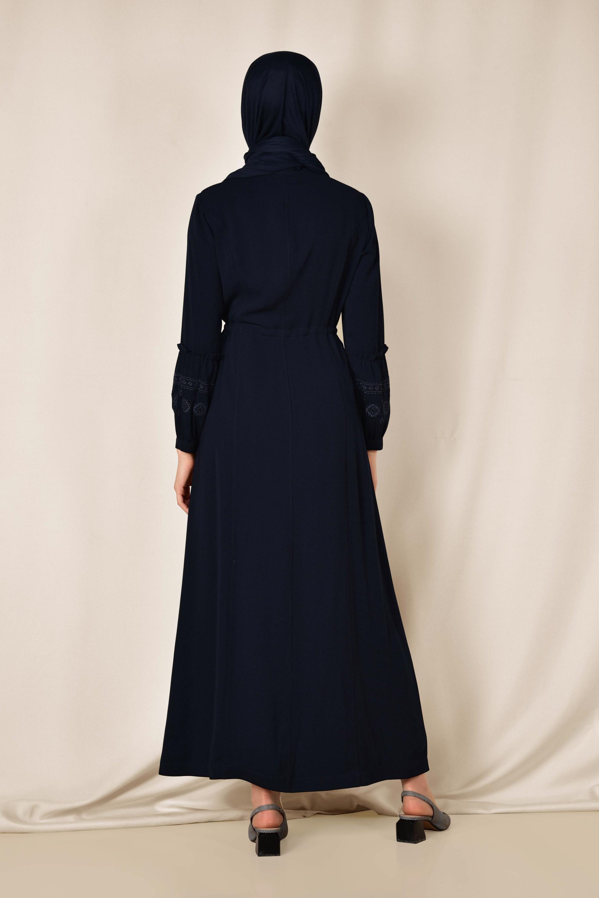 Tesettür giyim LACİVERT HAKİM YAKA İŞLEMELİ PARDESÜ 1427