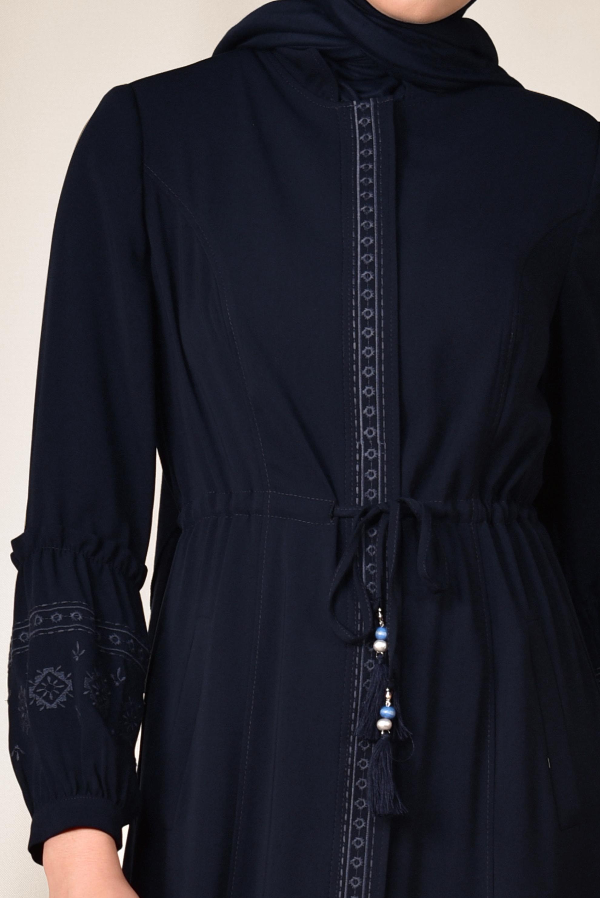 Tesettür giyim LACİVERT HAKİM YAKA İŞLEMELİ PARDESÜ 1427